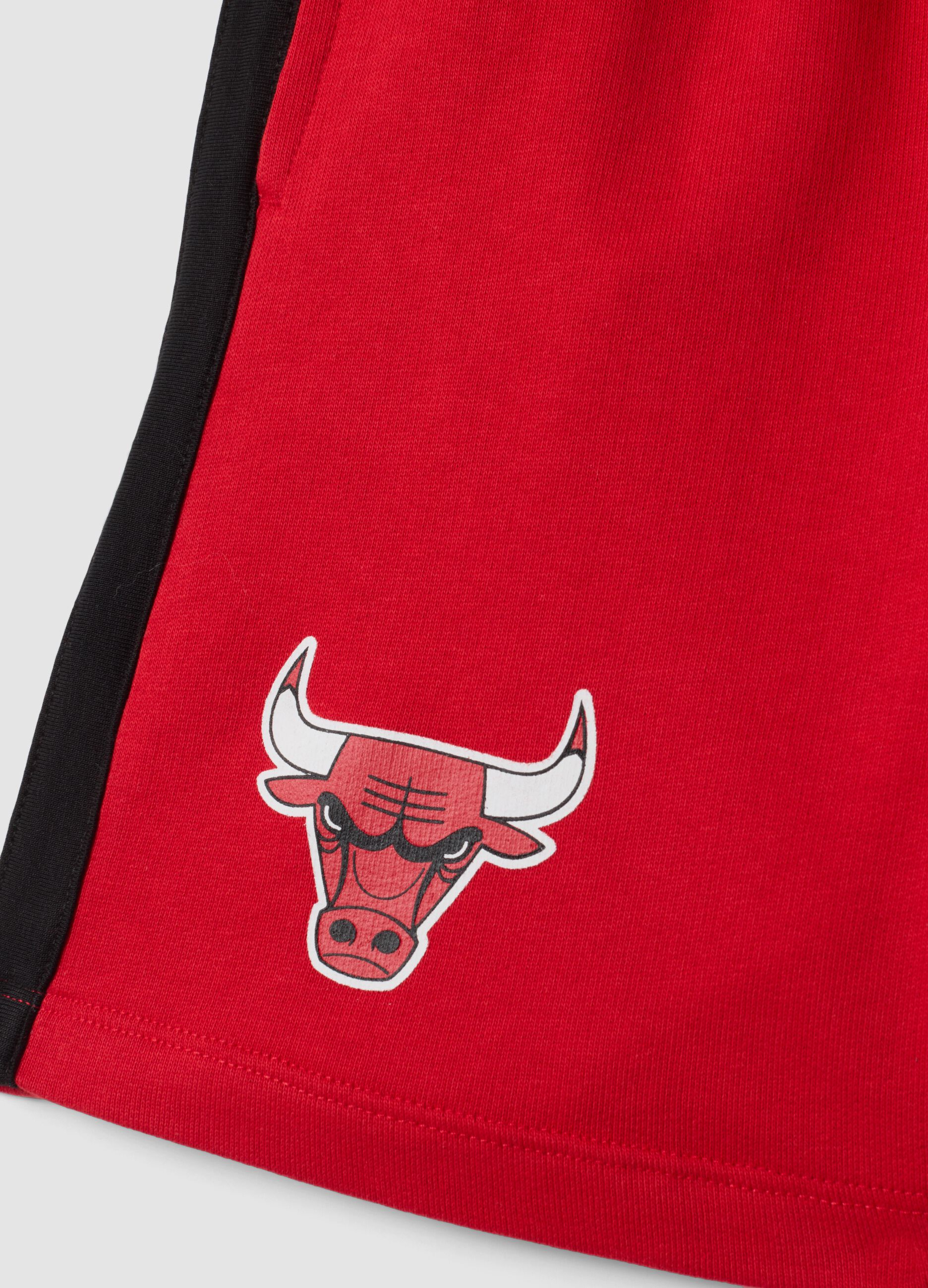 Kids&rsquo; pure cotton red shorts with Chicago Bulls print