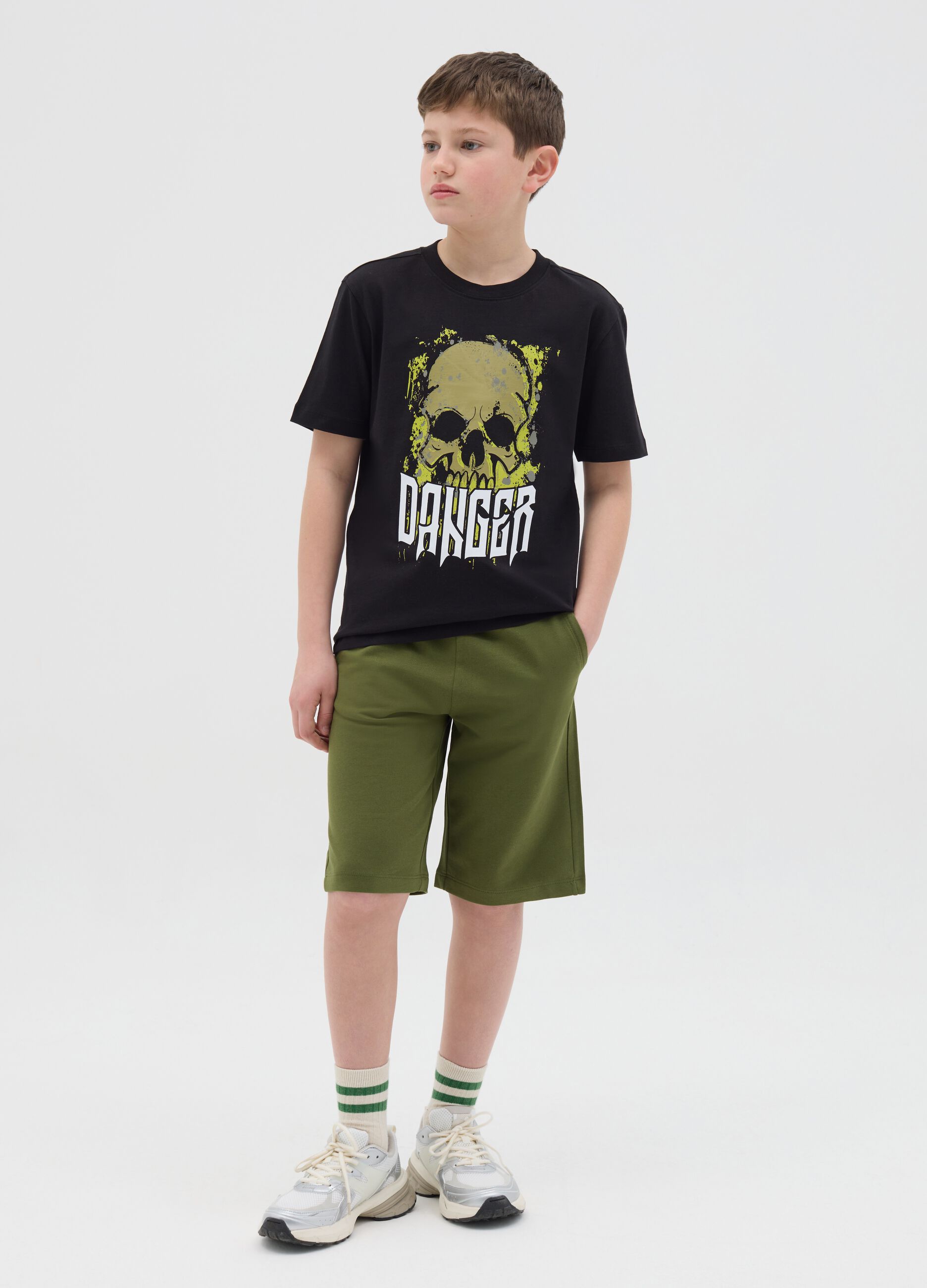 Green fleece Bermuda shorts with pockets and drawstring