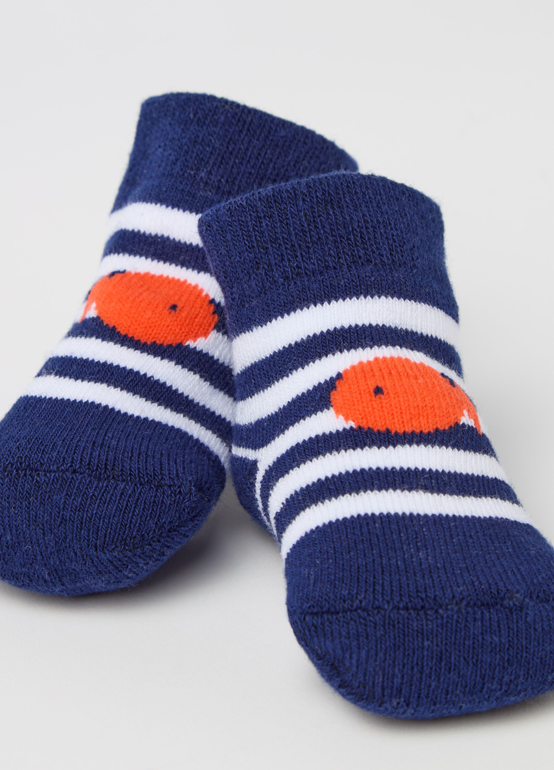Striped knit shoes with fish design