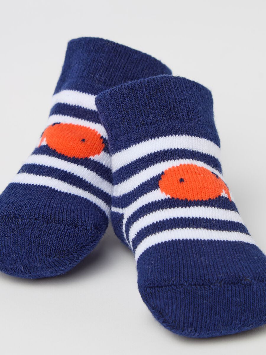 Striped knit shoes with fish design_2