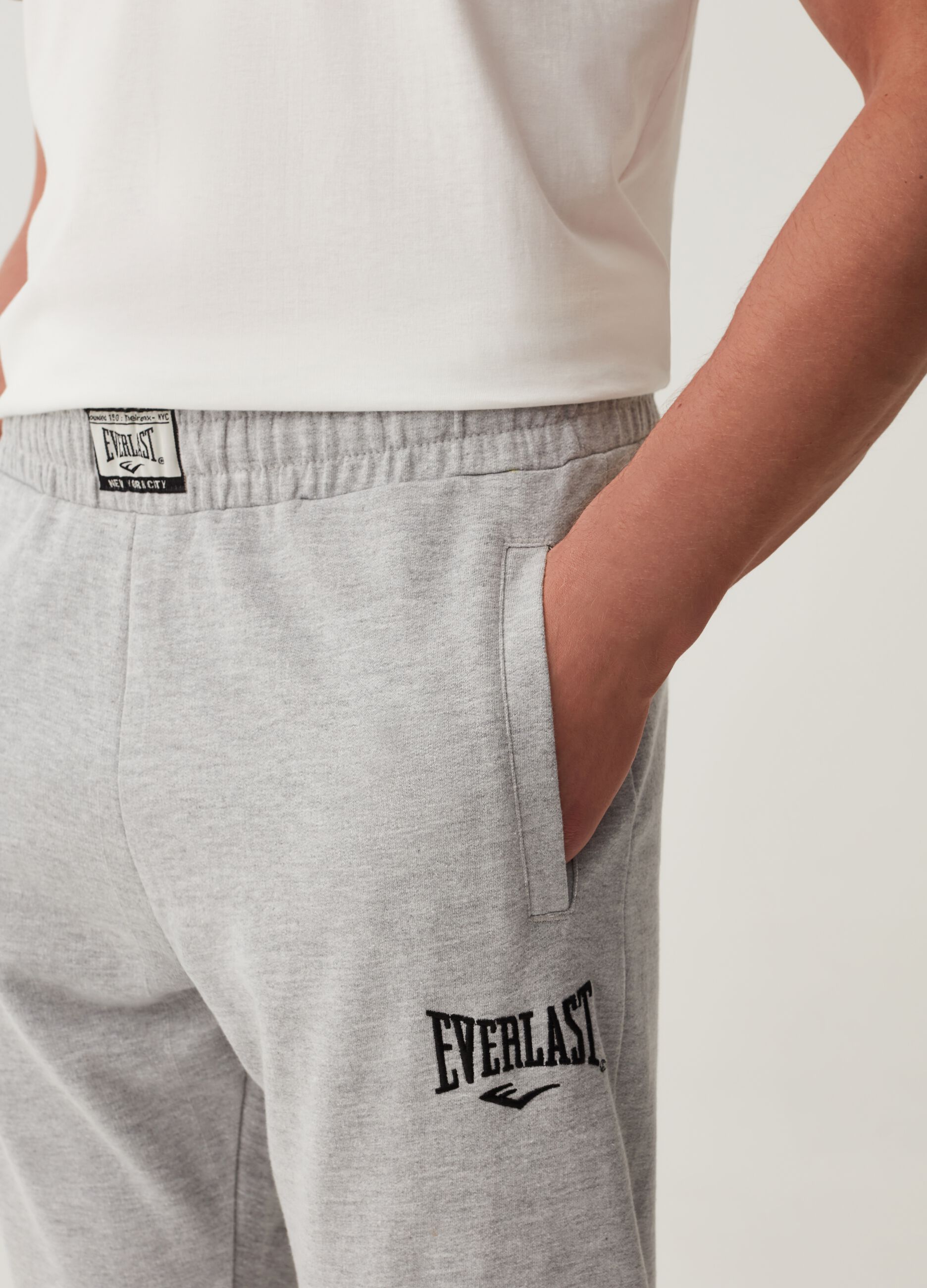 Plush joggers with Everlast embroidery