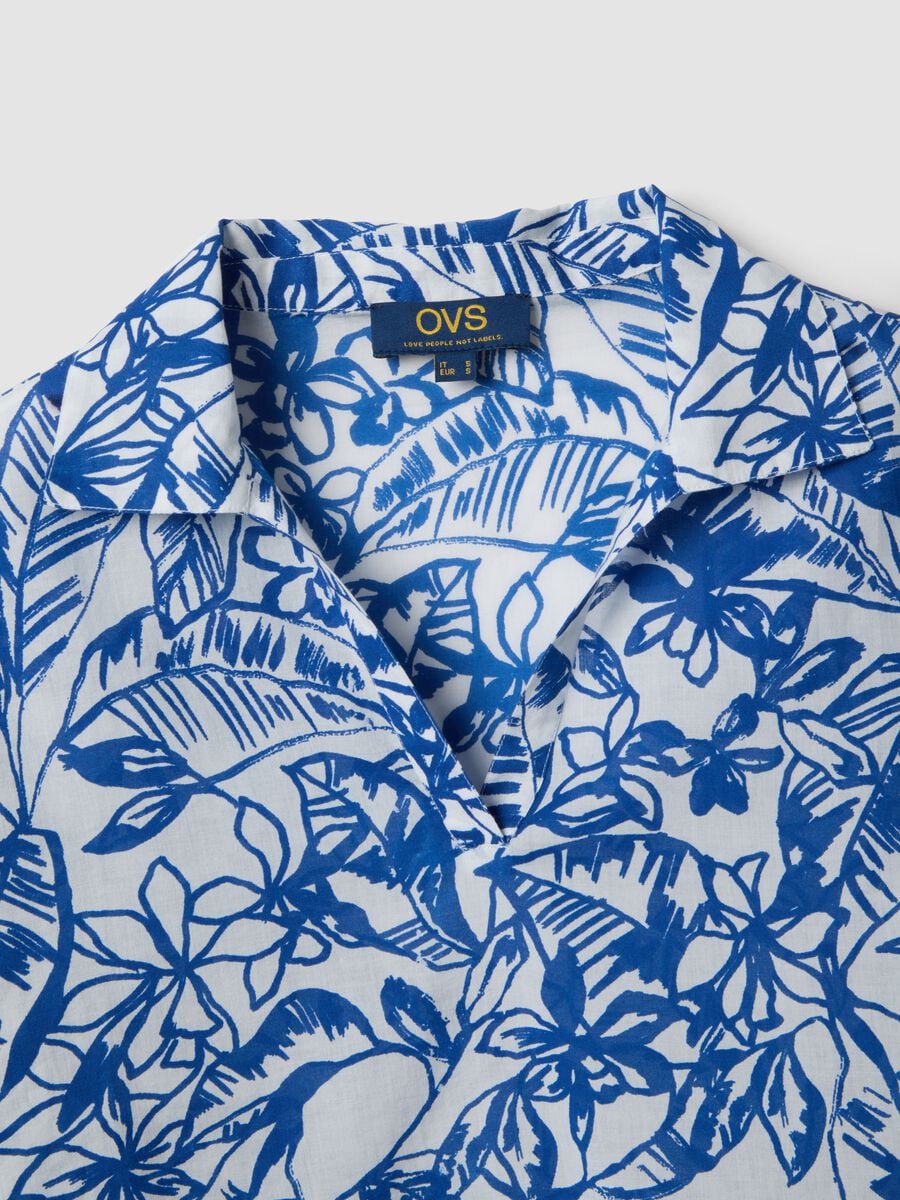 Caftano blu e bianco in cotone organico con stampa tropicale_5