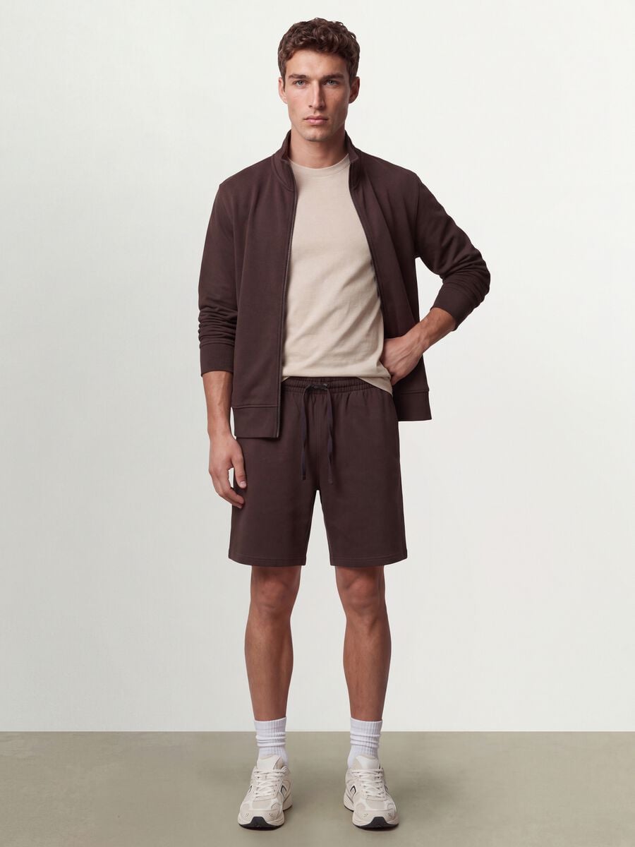 Shorts marrone in misto cotone con vita elasticizzata regular fit_0