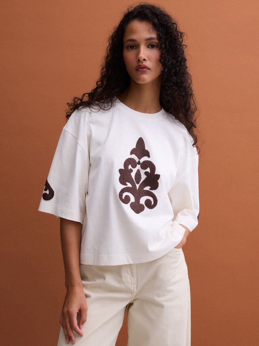 T-shirt beige in puro cotone con ricami regular fit_0