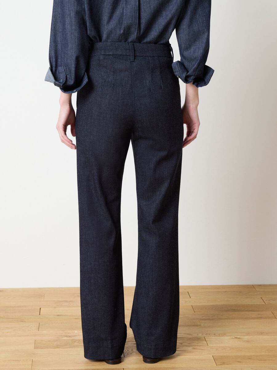 Dark-wash bootcut jeans with pockets_3