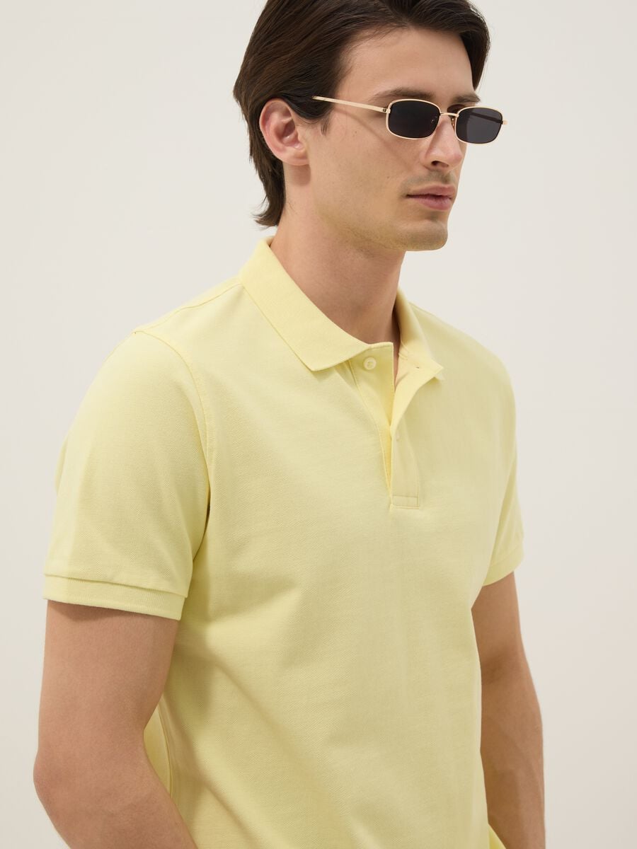 Polo gialla in puro cotone organico a maniche corte regular fit_0