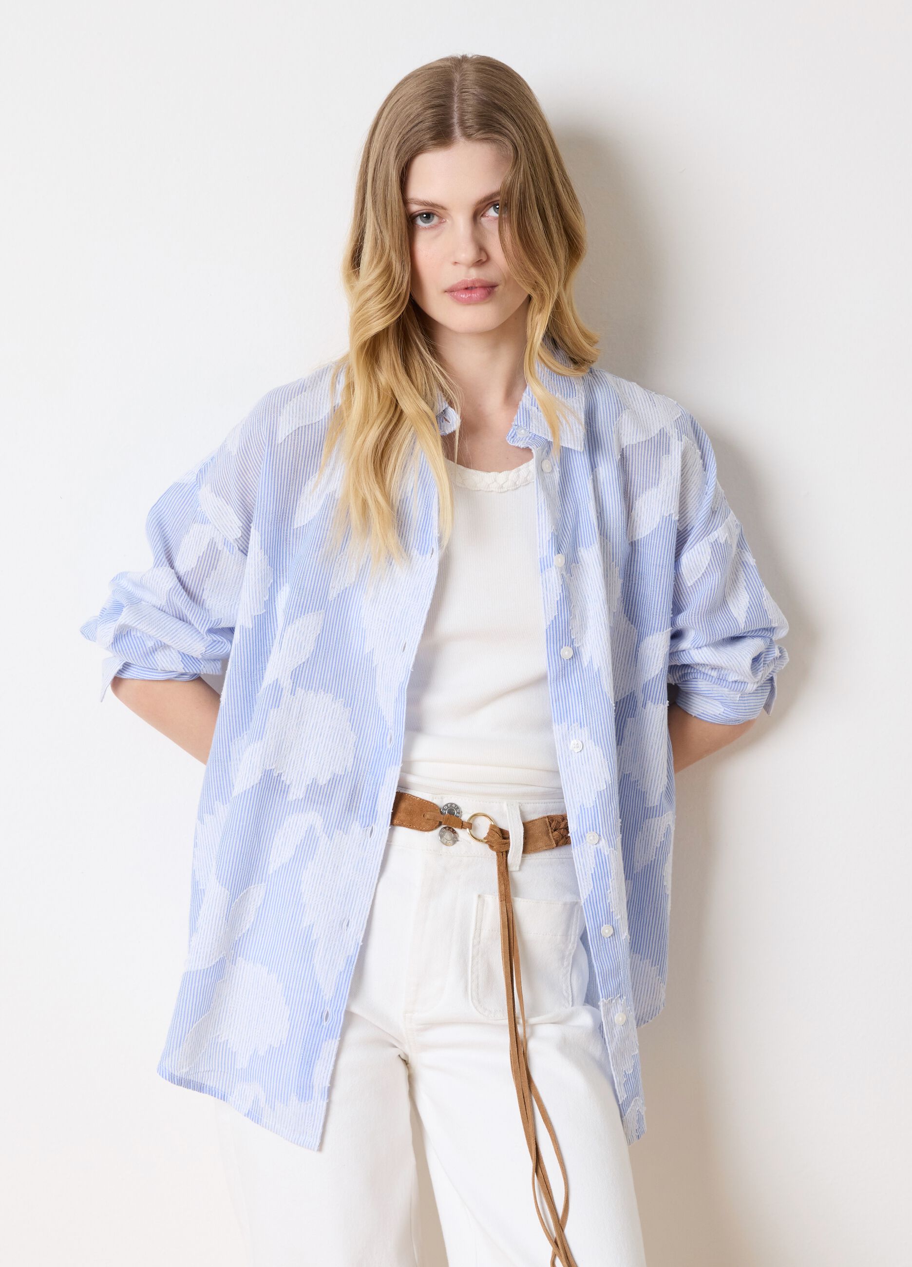 Shirt with thin stripes and embroidery