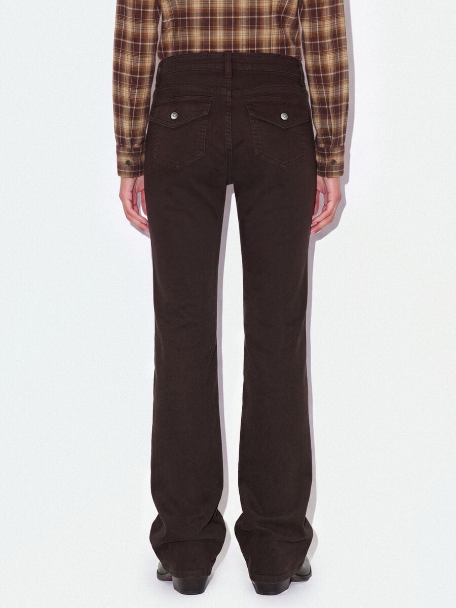 Jeans marroni flare in cotone elasticizzato_2