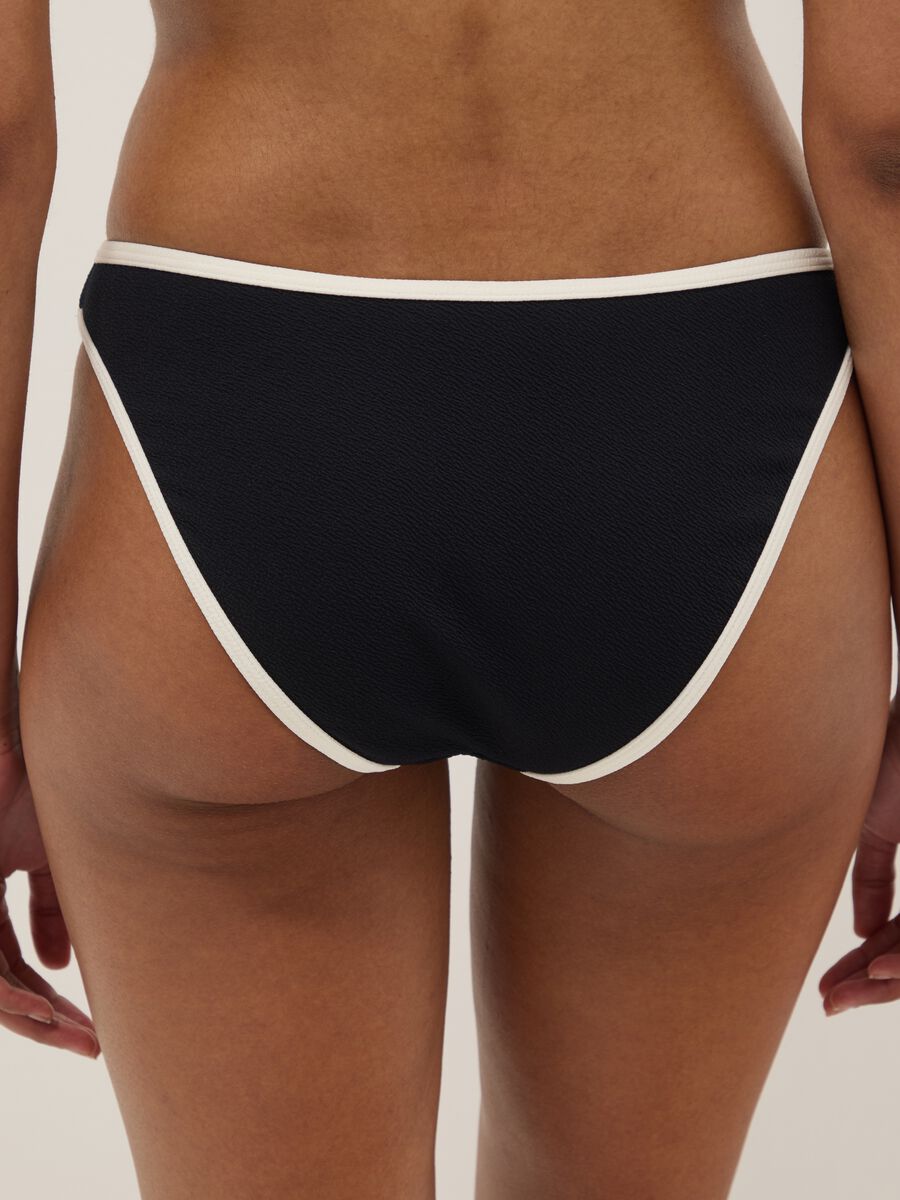 Slip da mare in tessuto elasticizzato nero con bordi bianchi_2