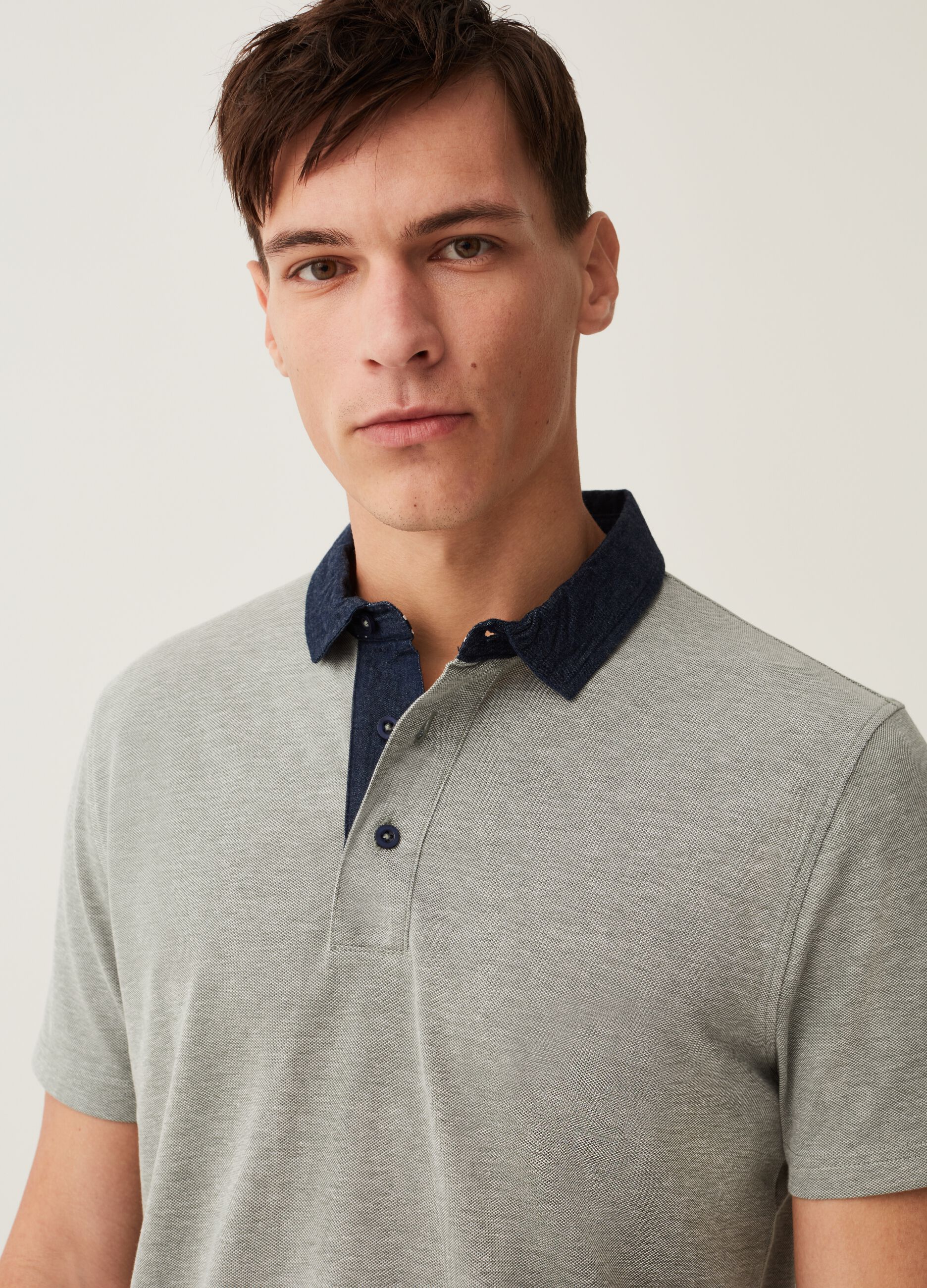 Polo in piquet con colletto chambray_1