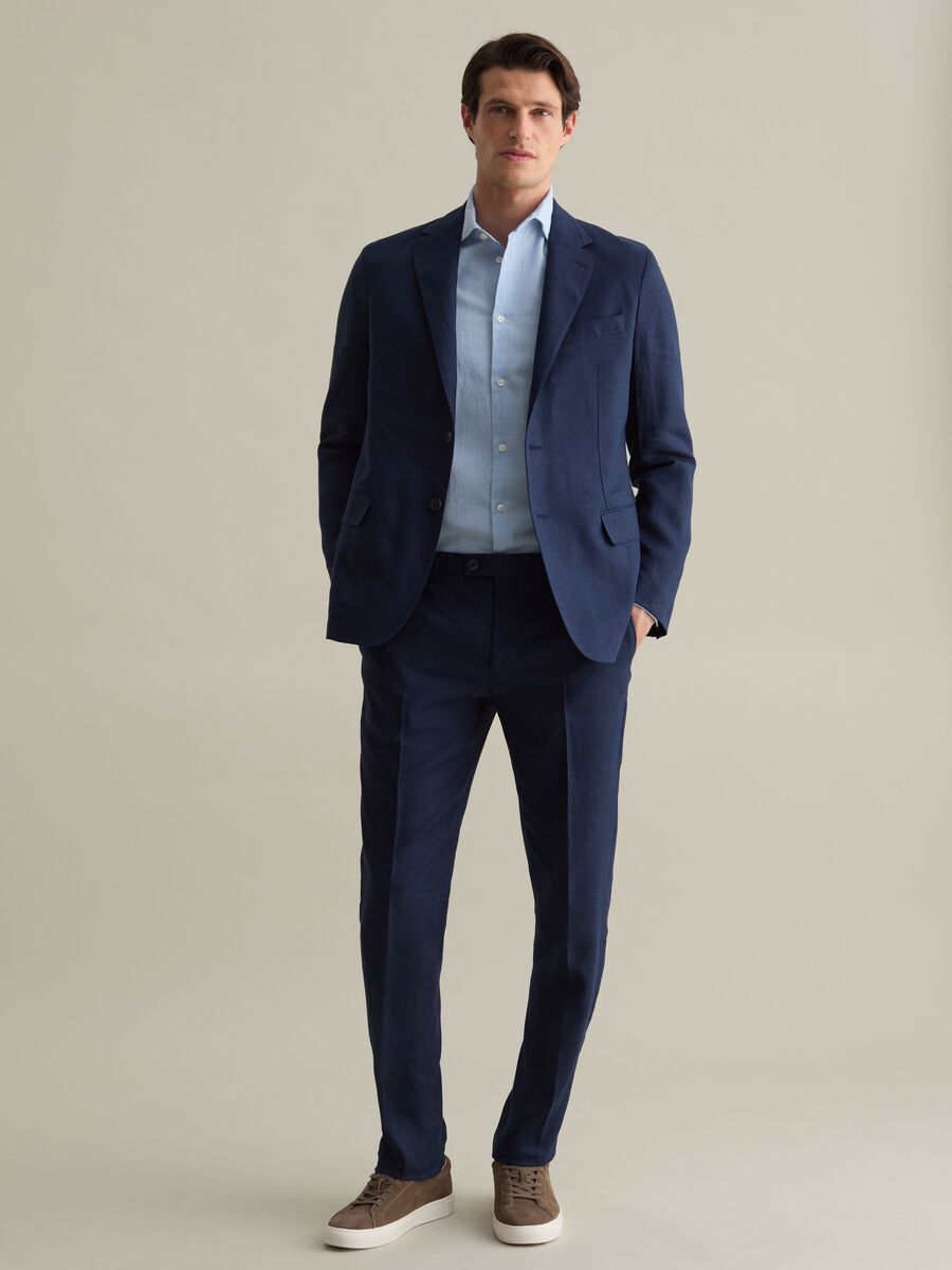 Contemporary slim-fit trousers in linen_0