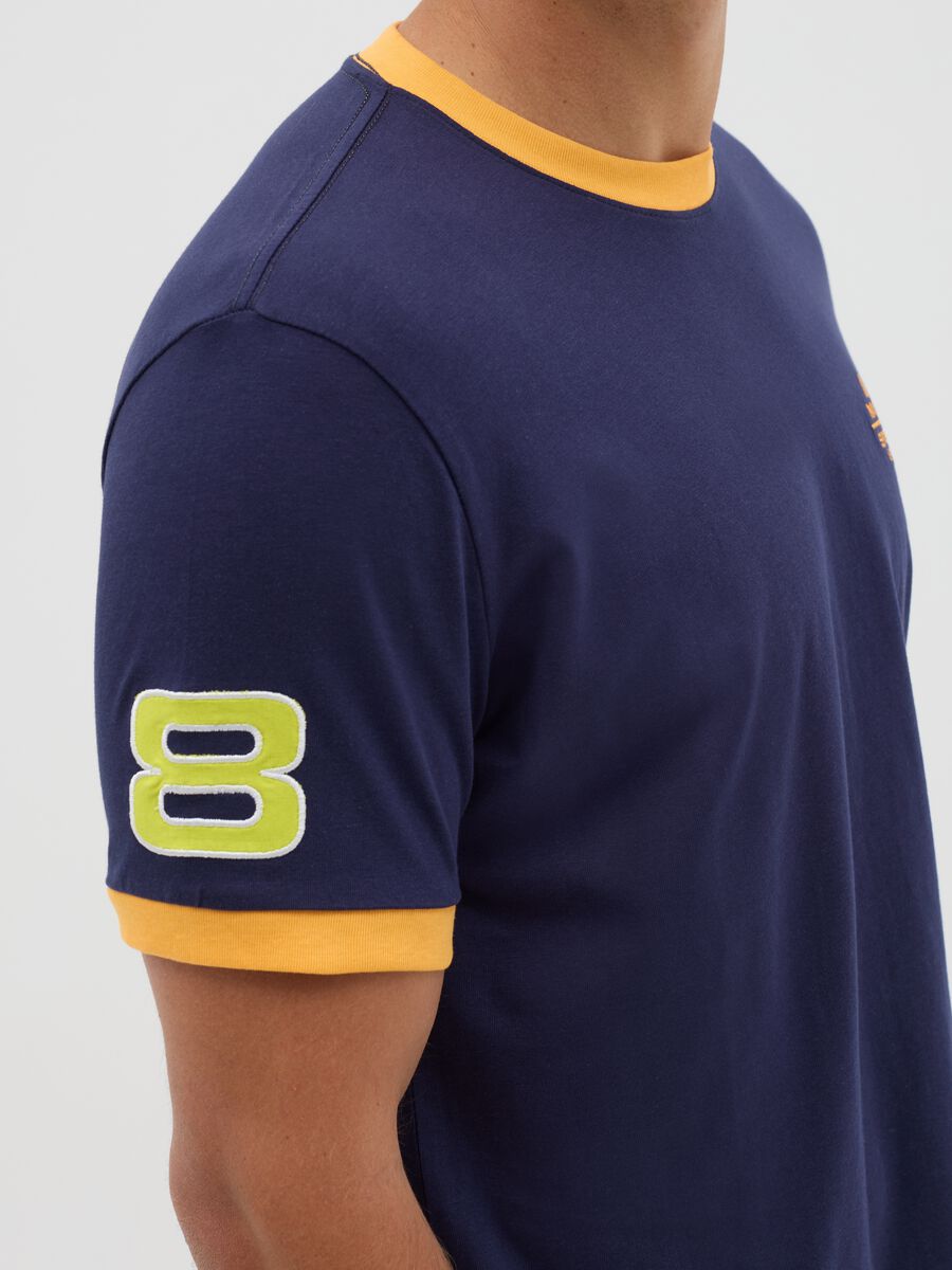 Blue T-shirt with short sleeves and orange details_2