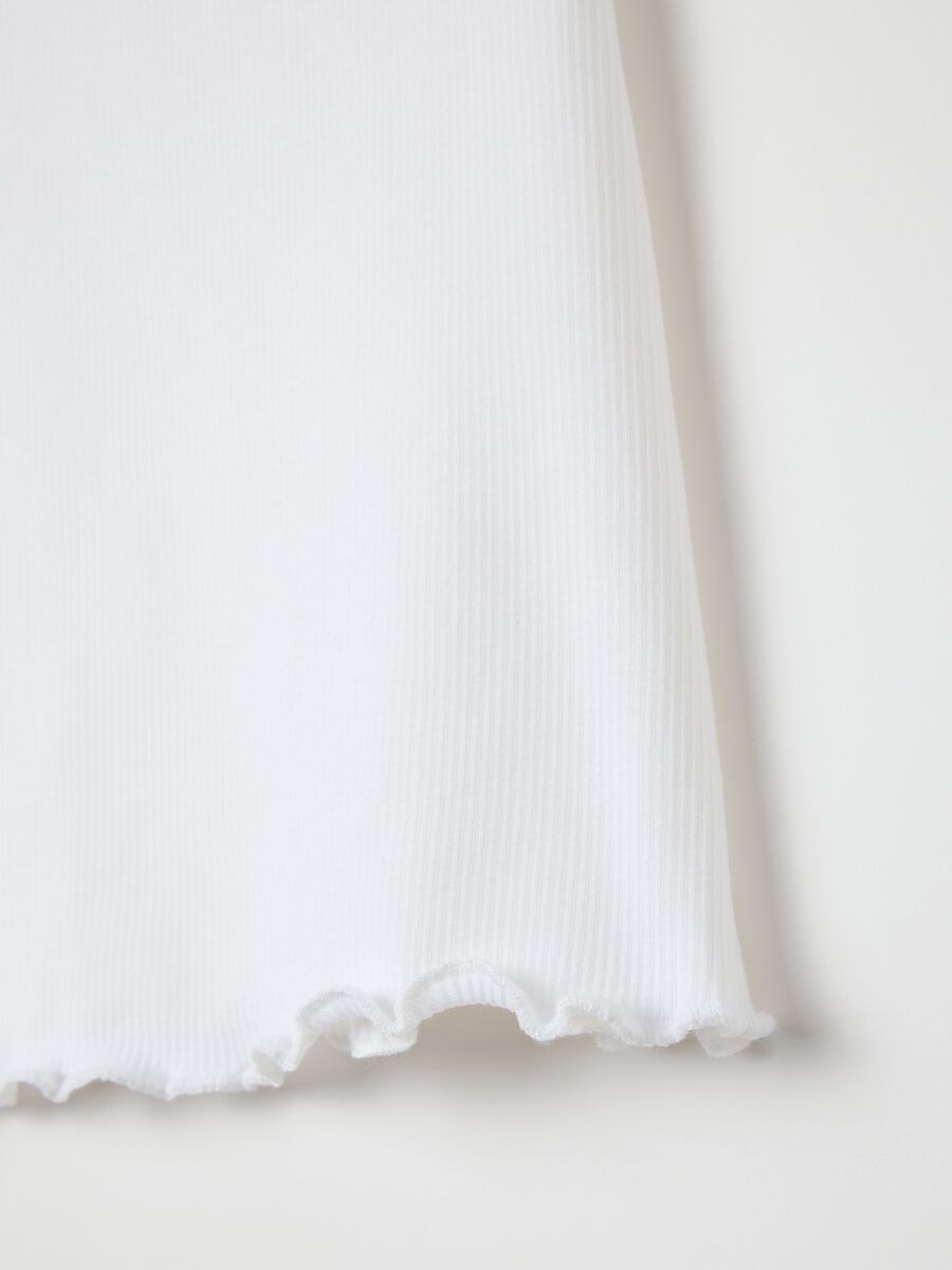 White ribbed T-shirt with wavy edging_3