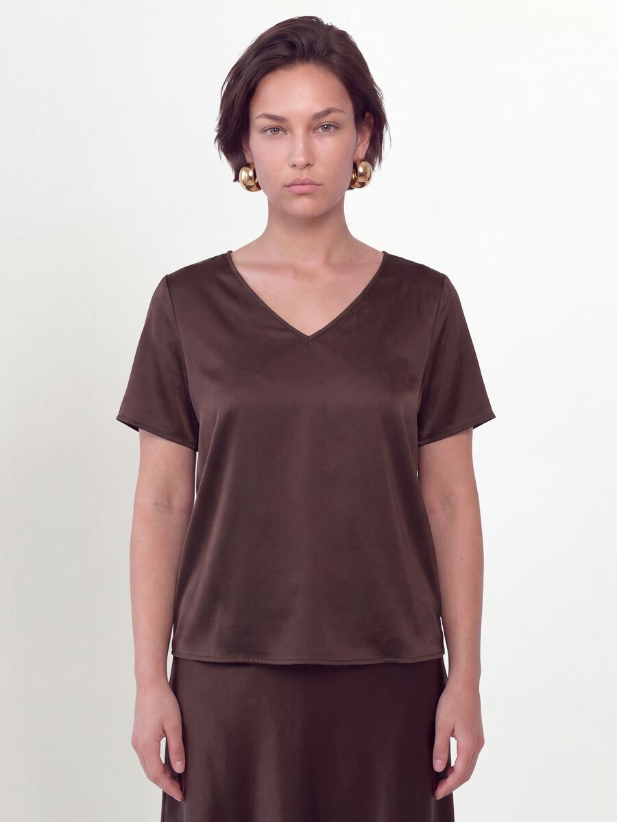 Blusa satinata marrone in tessuto elasticizzato con scollo a V regular fit_1