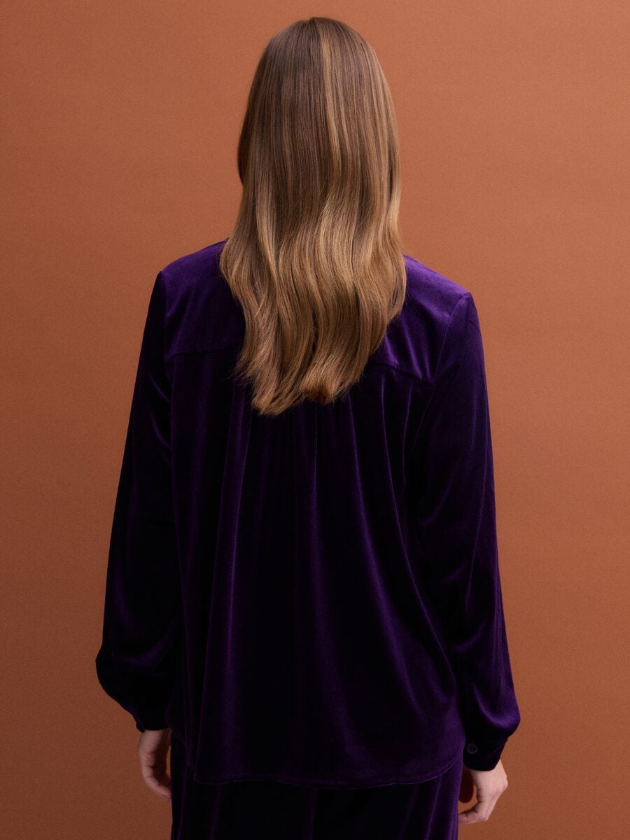 Camicia viola in tessuto elasticizzato regular fit effetto velluto_3