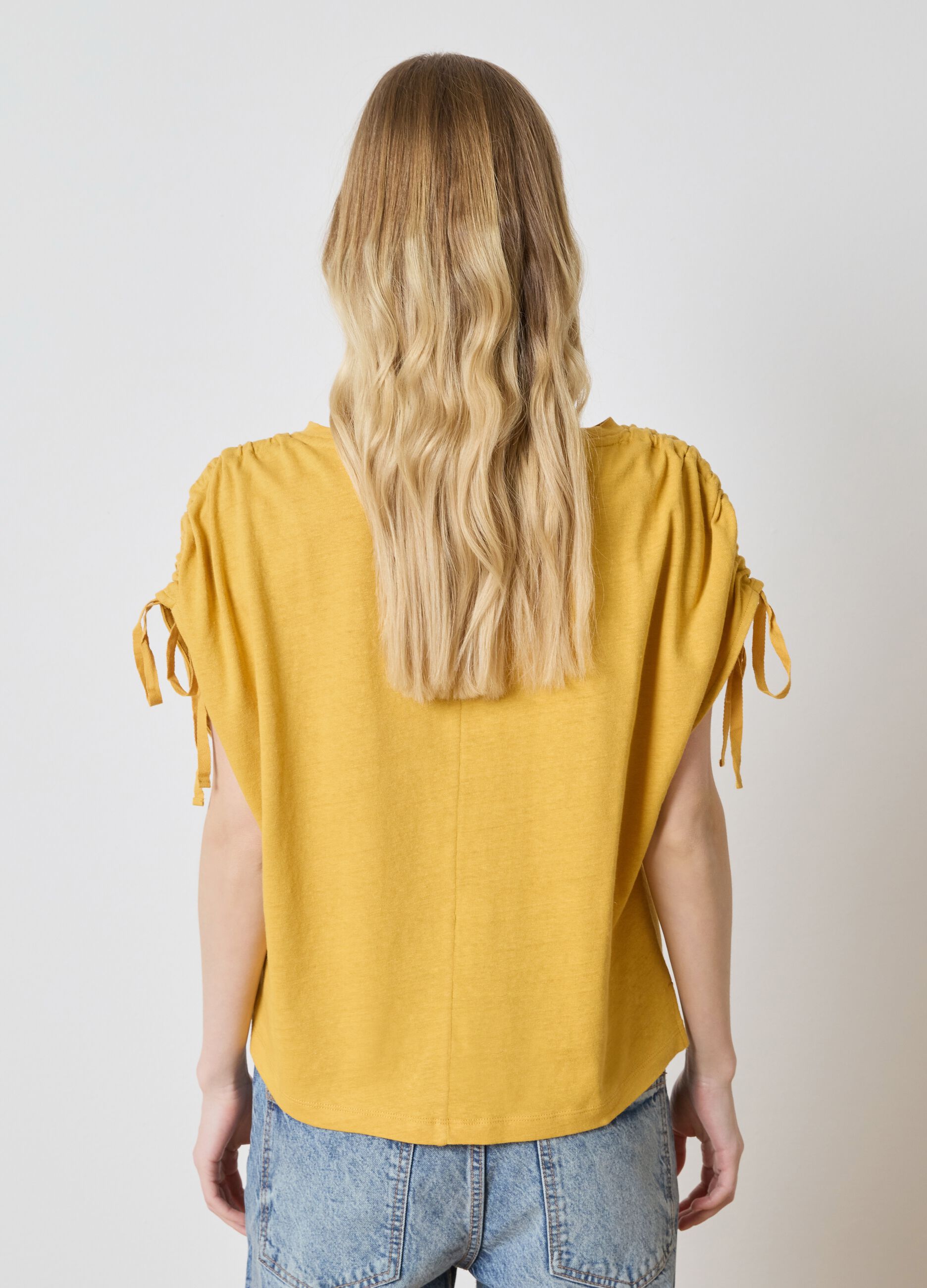 T-shirt with gathered sleeves