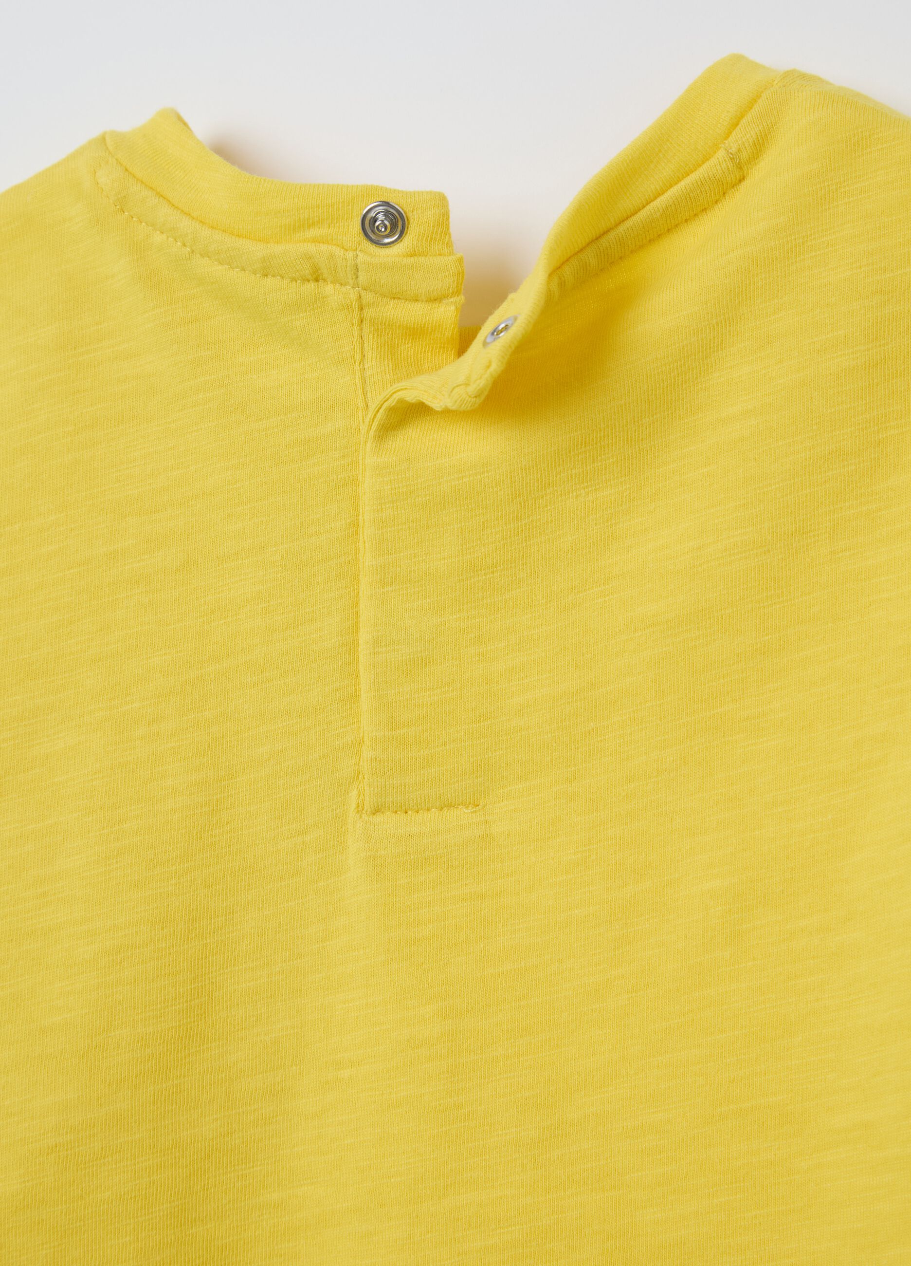 T-shirt gialla in cotone bio con tasca