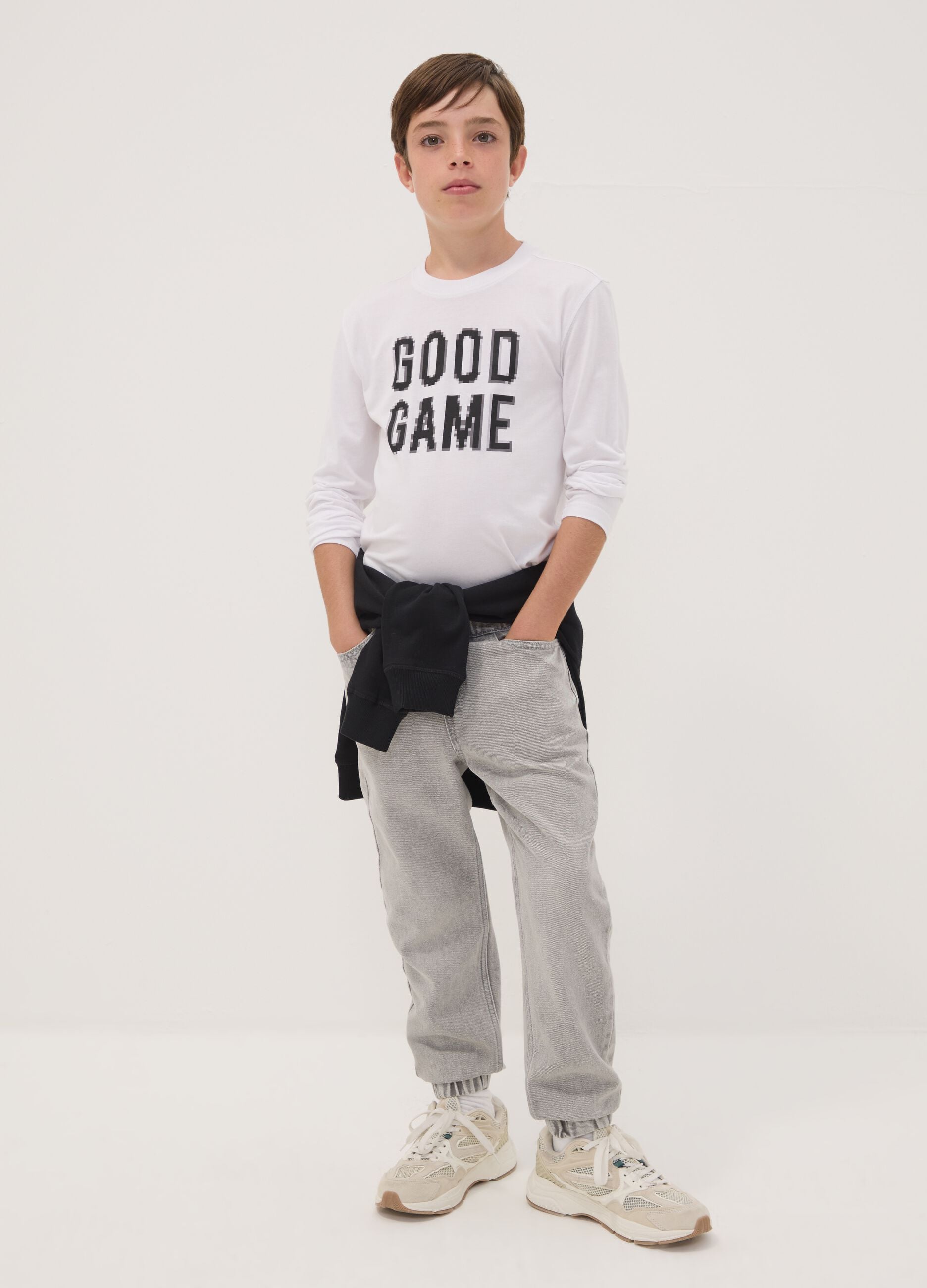 Grey jog denim in a cotton and viscose blend, relaxed fit for boys