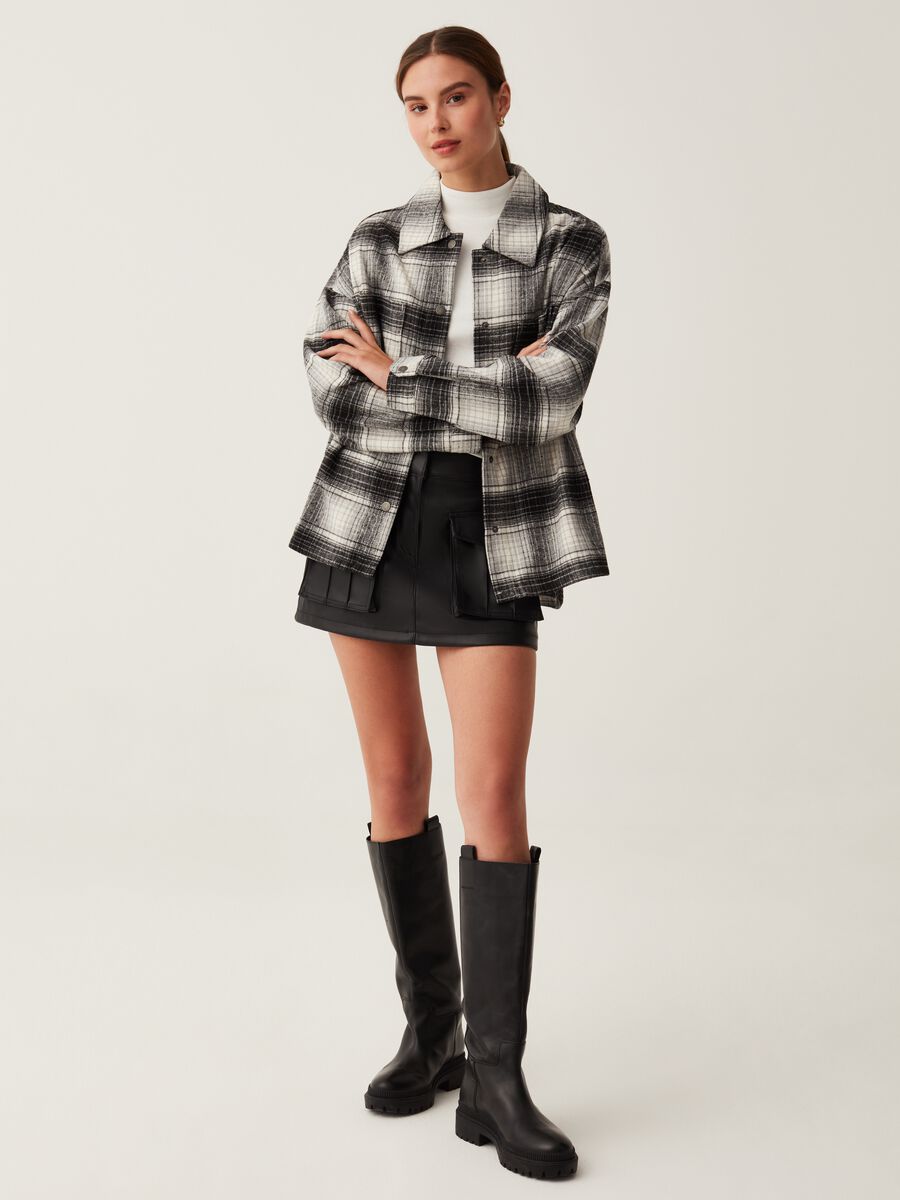 Skort effetto lucido con tasche_0