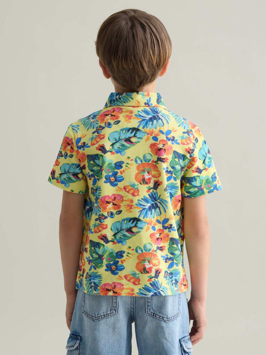Yellow polo shirt in cotton with tropical pattern_2