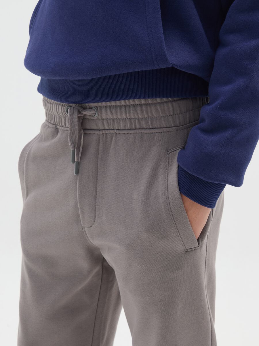 Boys' grey regular fit jogger trousers in pure cotton_2
