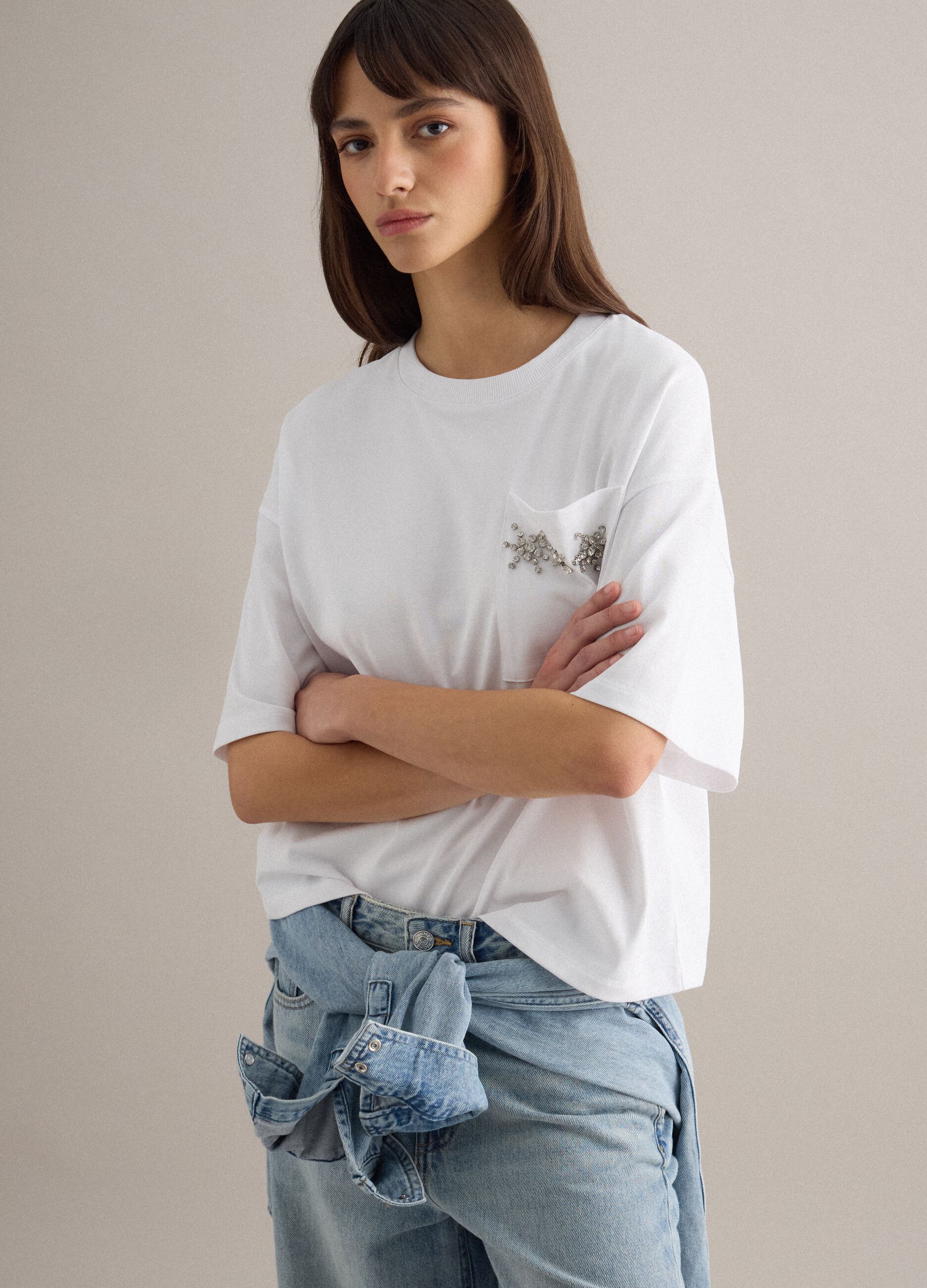 White cotton blend relaxed fit T-shirt with decorative pocket