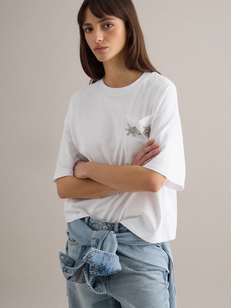 T-shirt in misto cotone bianco relaxed fit con taschino decorato_0