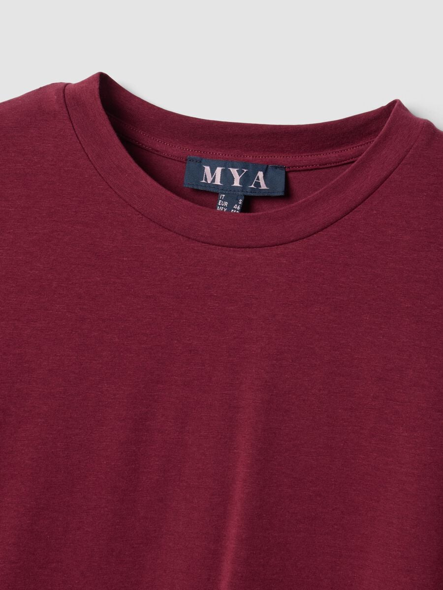 T-shirt girocollo rossa in misto cotone e modal elasticizzato regular fit_2