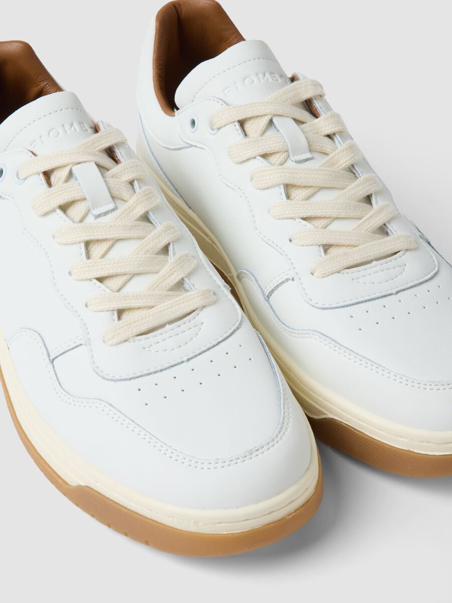 Sneakers bianche in vera pelle con suola a contrasto_1