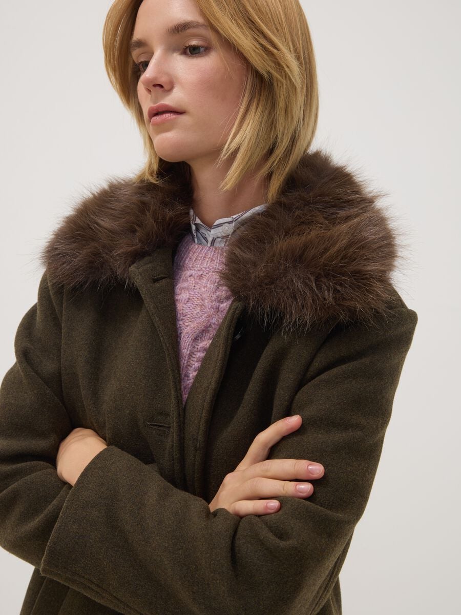 Cappotto marrone in misto lana e viscosa con collo in pelliccia_0