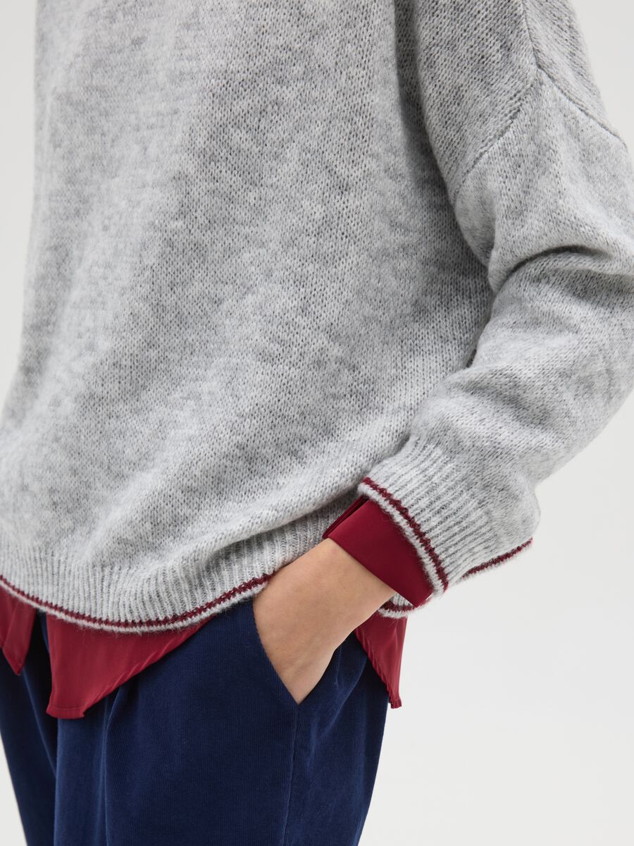 Grey jumper with round neckline and contrast trim_3
