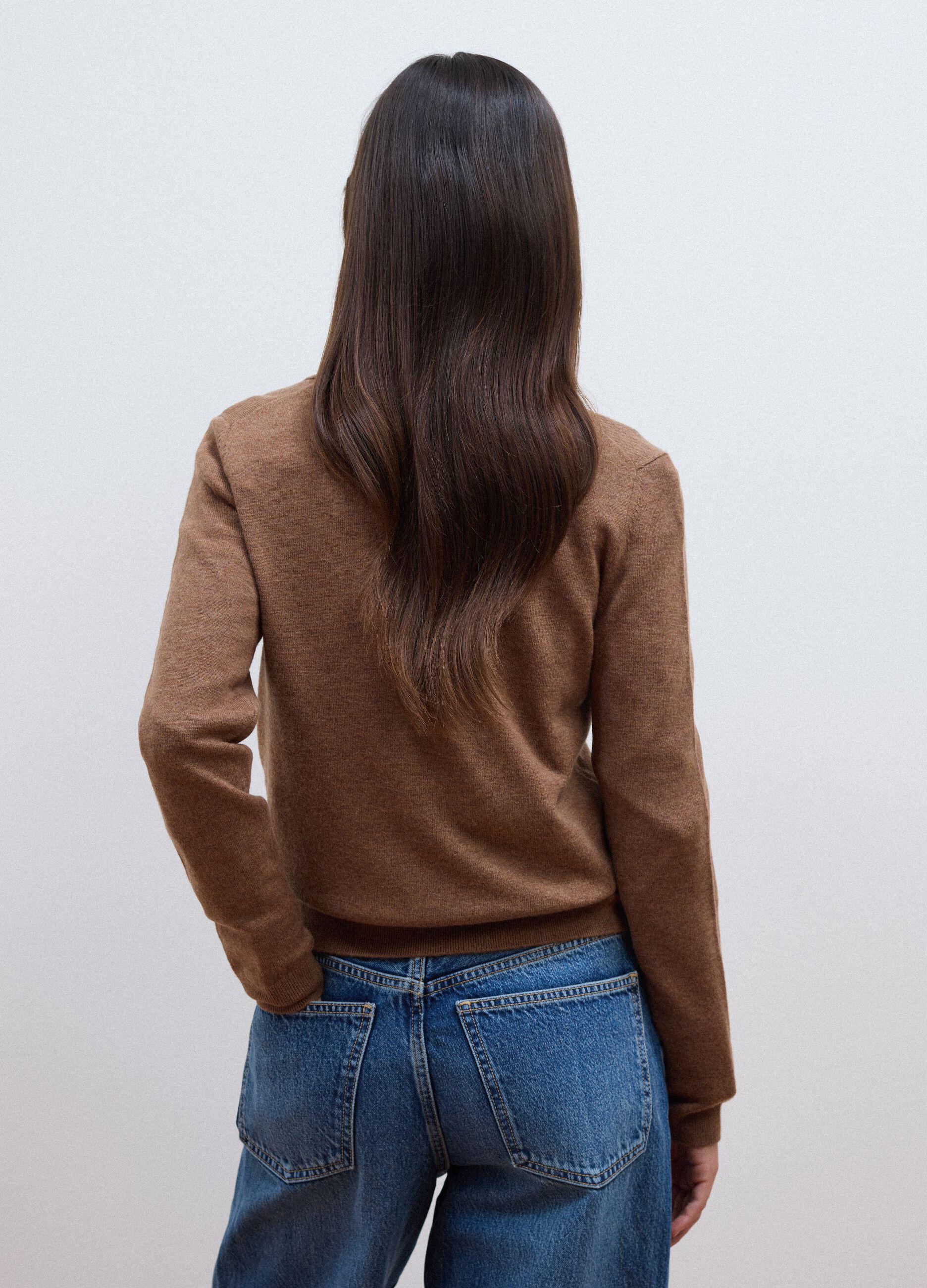 Maglia marrone in pura lana con girocollo