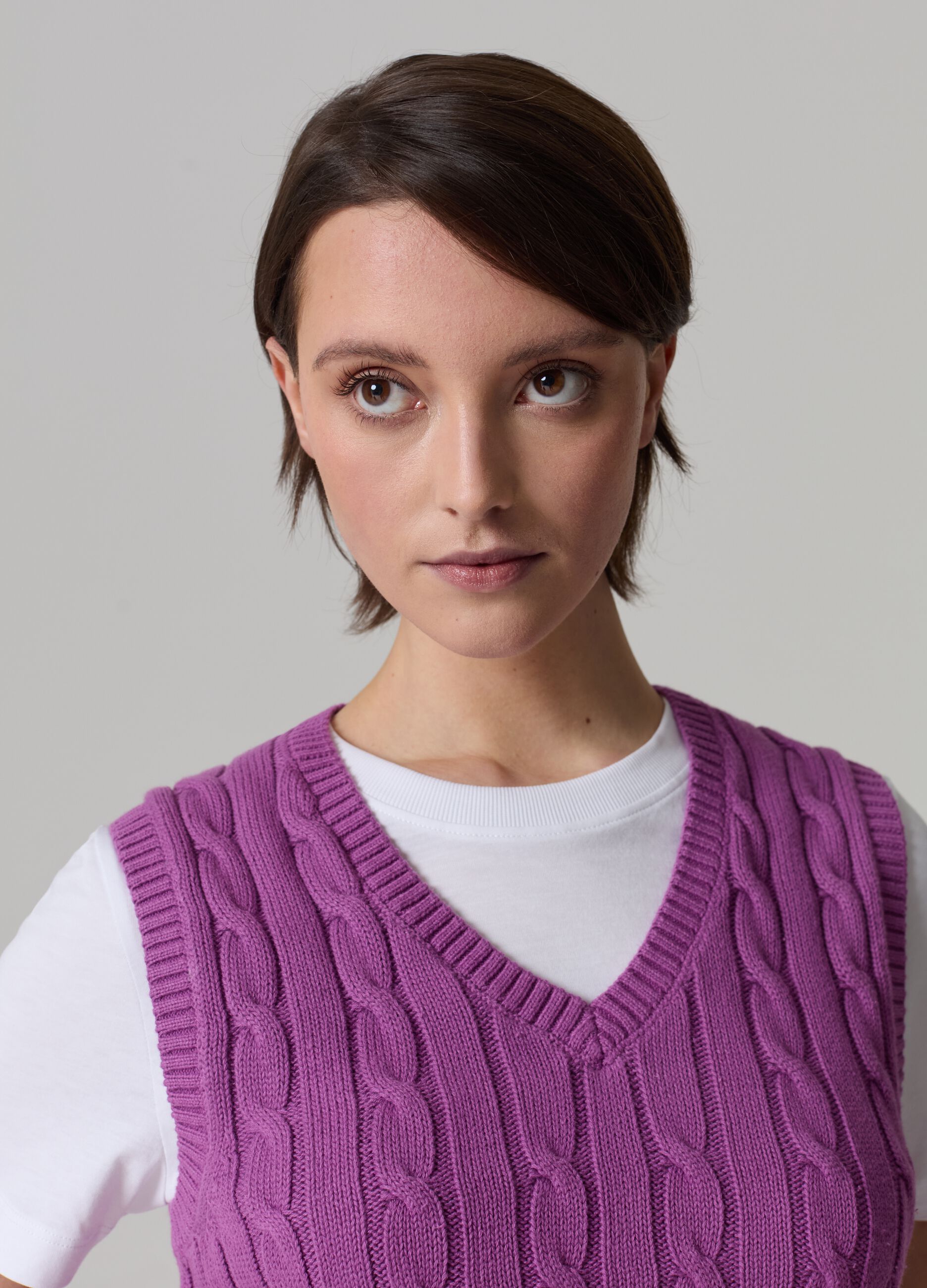 Ribbed closed gilet with cable-knit design