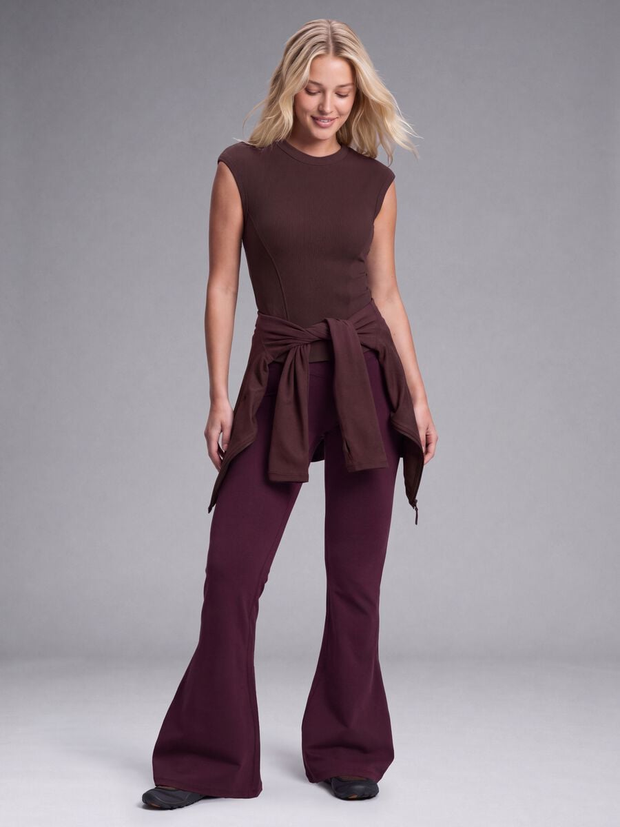 Top marrone in modal elasticizzato a coste con girocollo_1