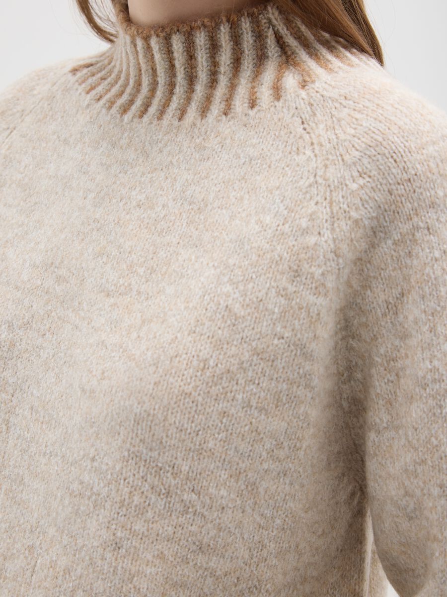 Maglione beige regular fit con collo a coste e dettagli cut-out_3