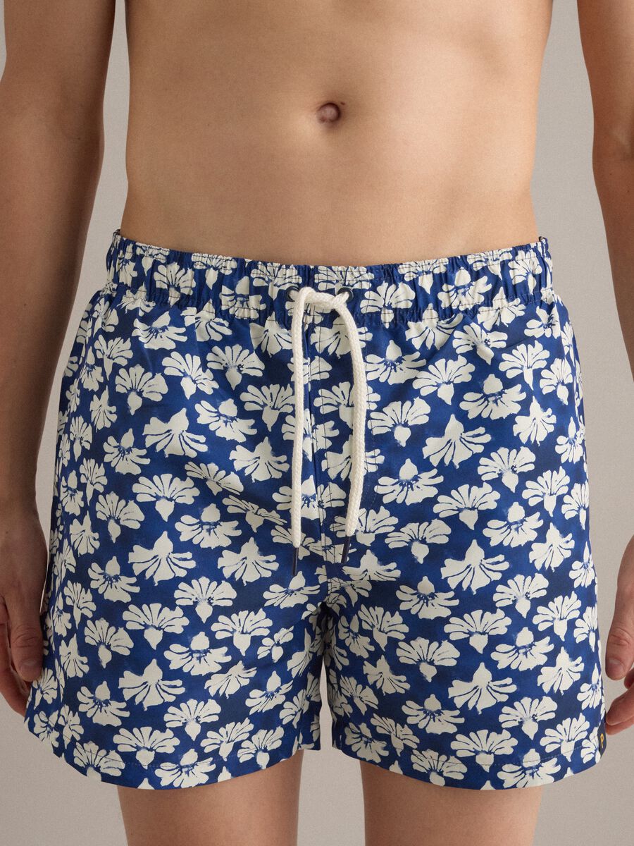 Boxer mare bianco e blu con fantasia floreale_1