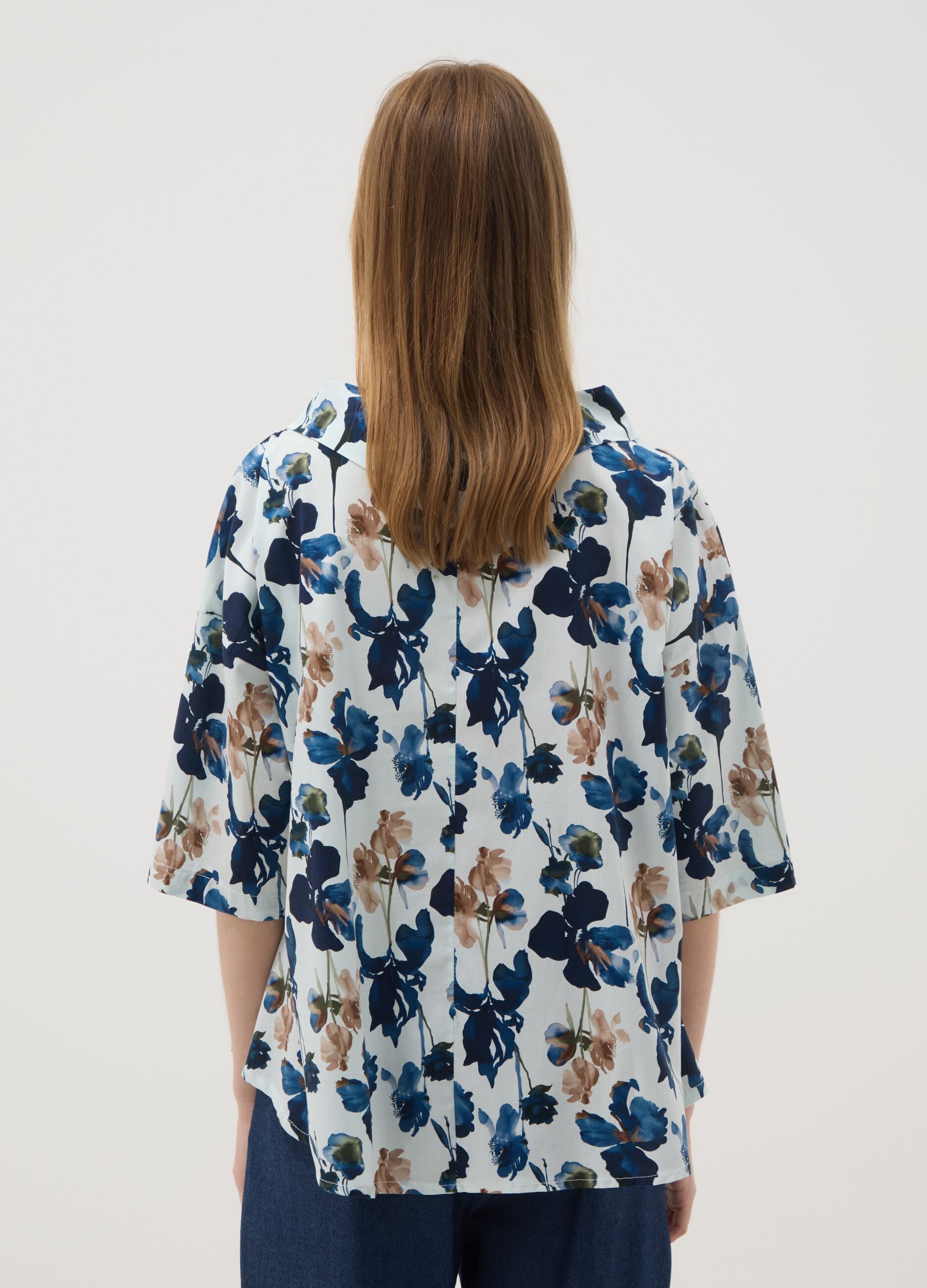 Maglia blu in cotone elasticizzato con stampa floreale