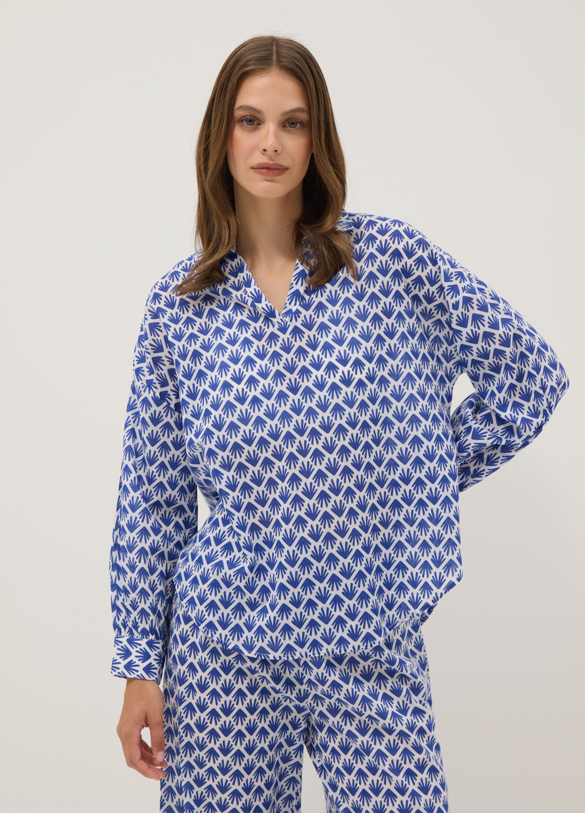 Camicia in puro cotone multicolor con fantasia e collo a V