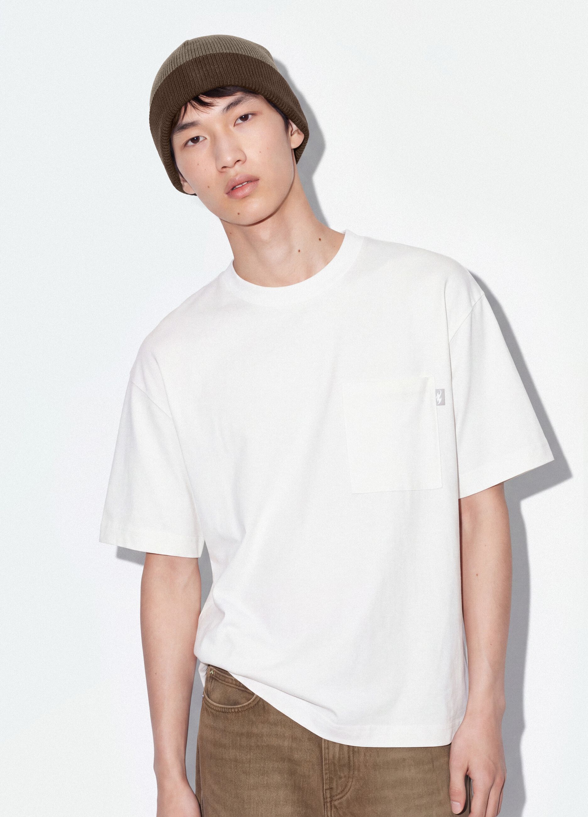 T-shirt bianca in puro cotone girocollo con taschino boxy fit