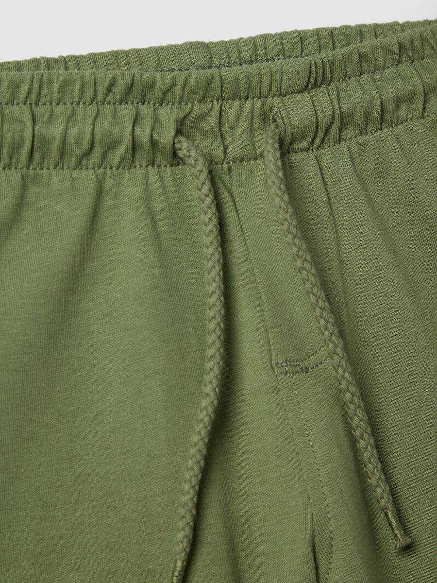Green regular fit cotton shorts for kids with back pocket_2