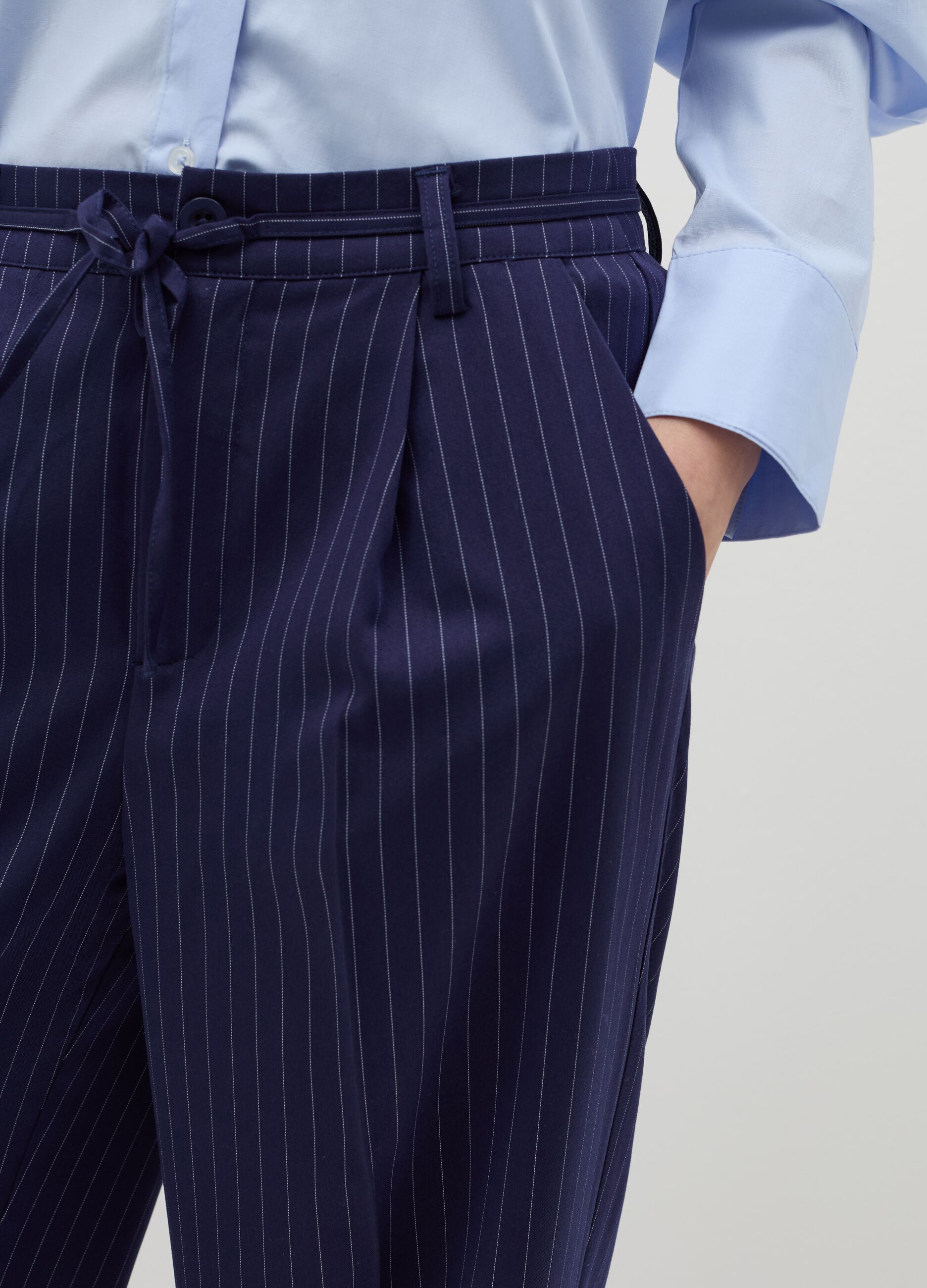 Pantalone gessato a gamba larga blu con cintura