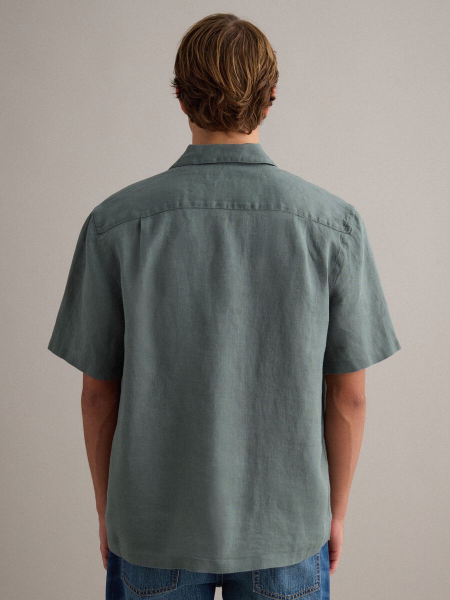 Camicia verde con collo bowling in puro lino regular fit_3