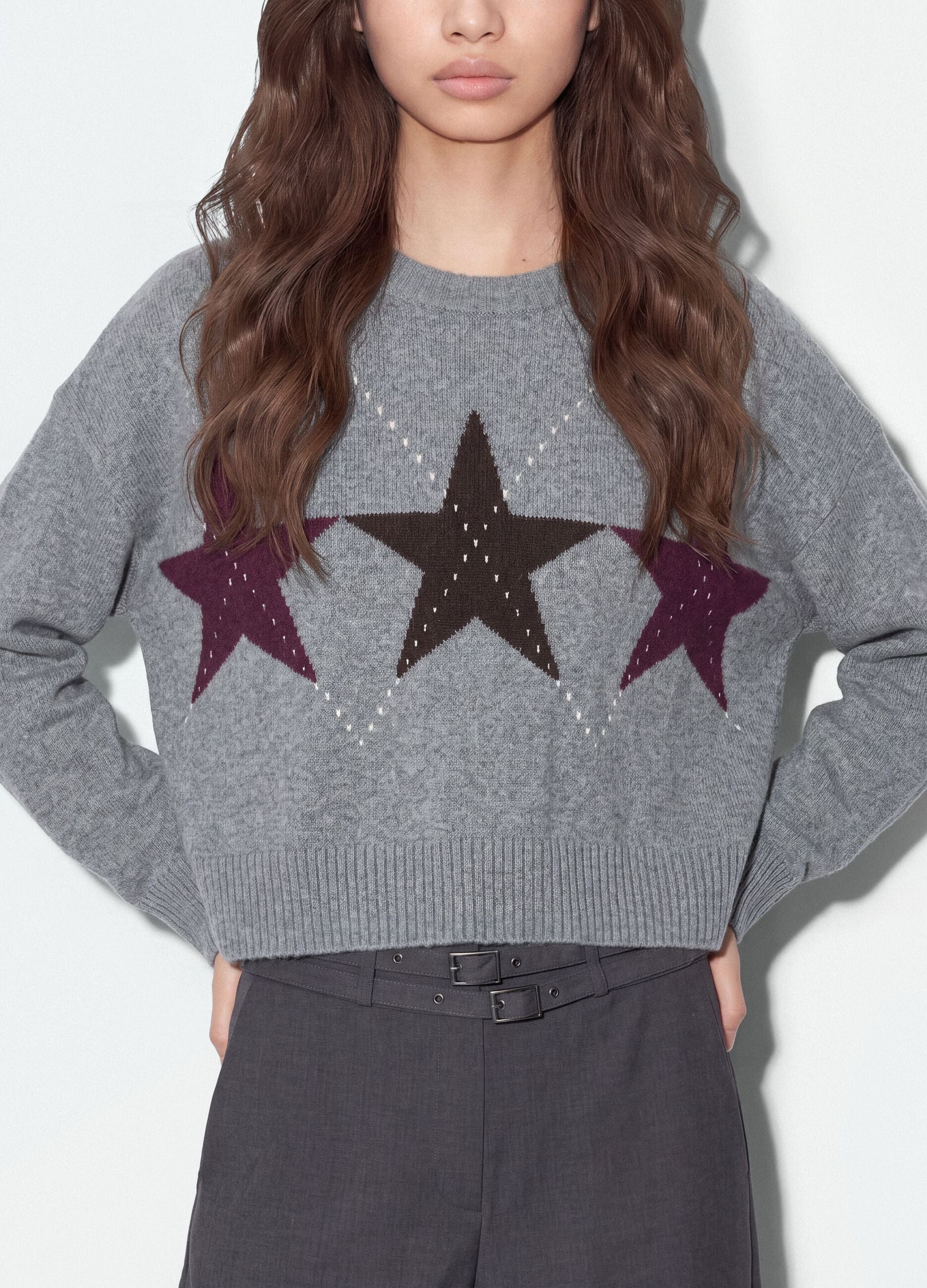 Maglia grigia in tessuto elasticizzato con motivo a stelle over fit