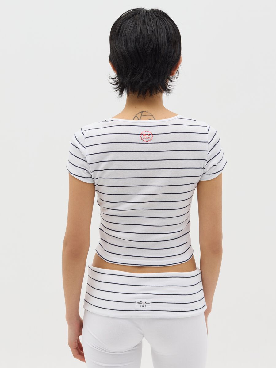 Fitted T-shirt in cotton with white and blue stripes_3