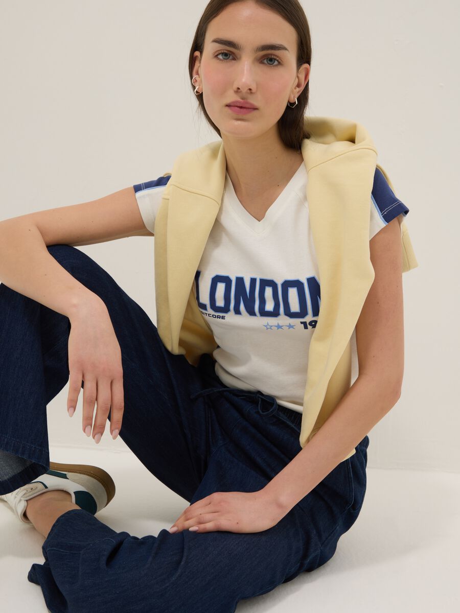 White pure cotton slim fit V-neck T-shirt with print_0