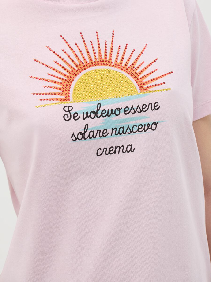 Pink T-shirt with "Se volevo essere solare nascevo crema" and diamantés_2