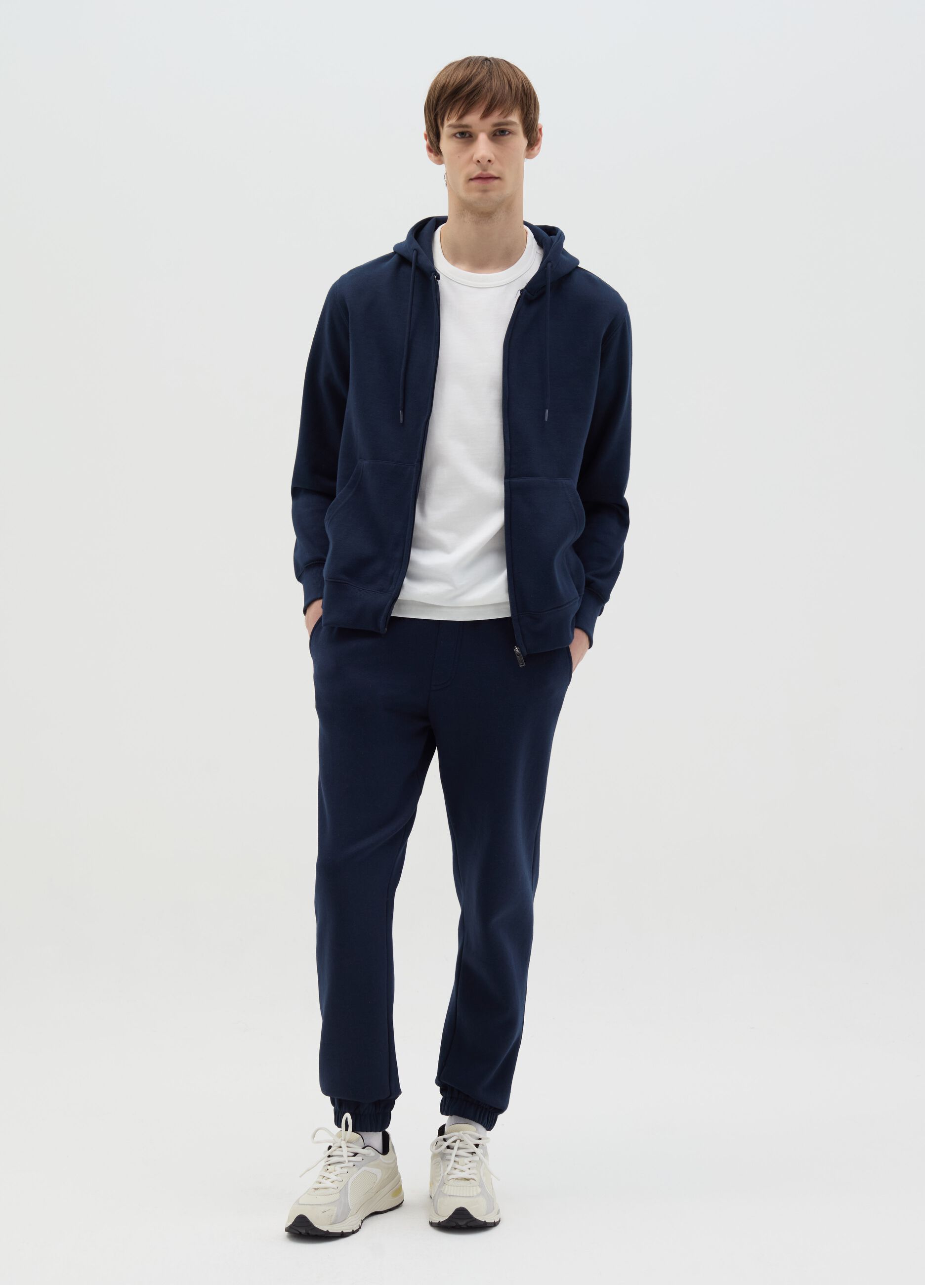 Essential full-zip sweatshirt with hood