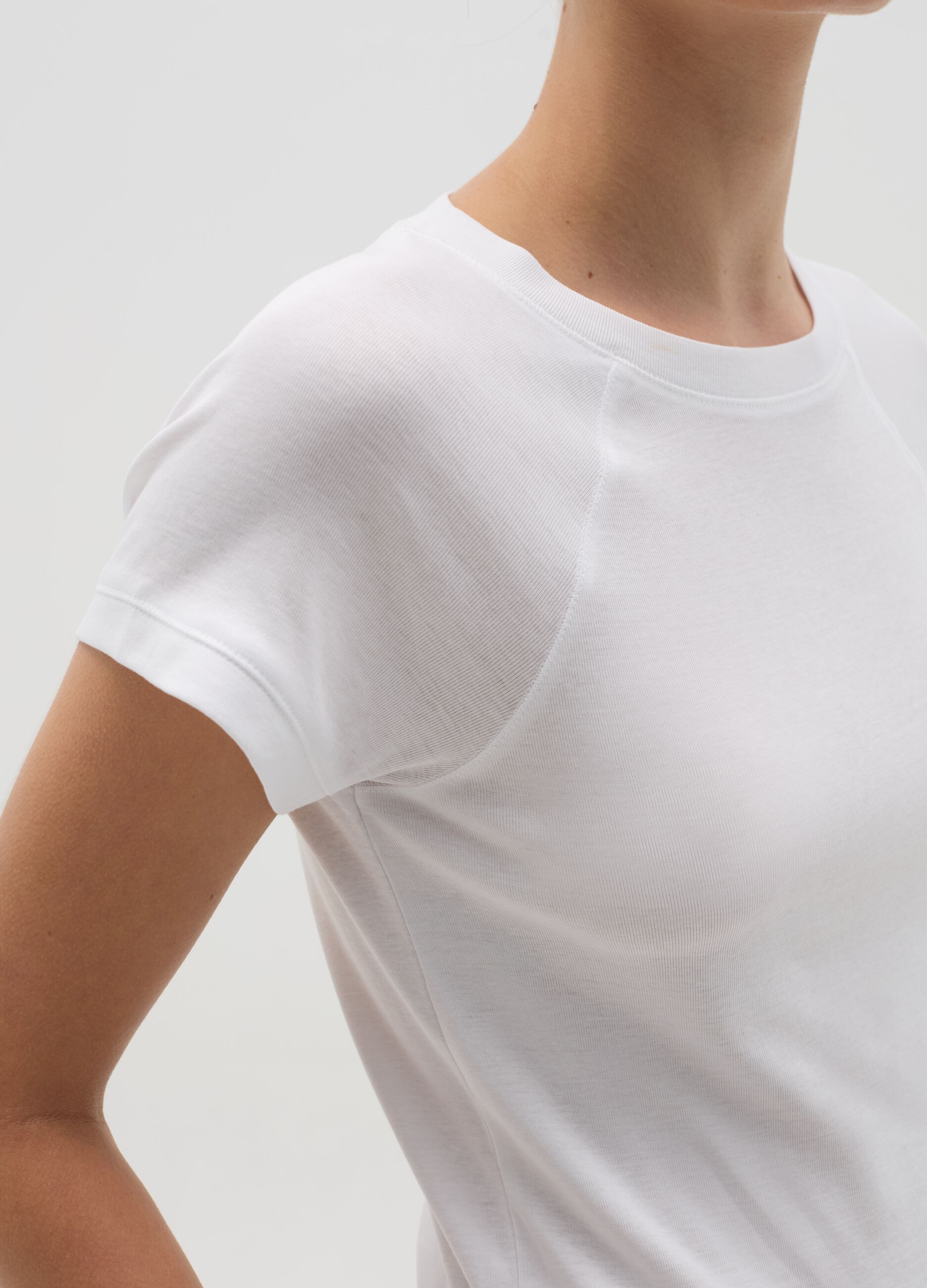 T-shirt with raglan sleeves
