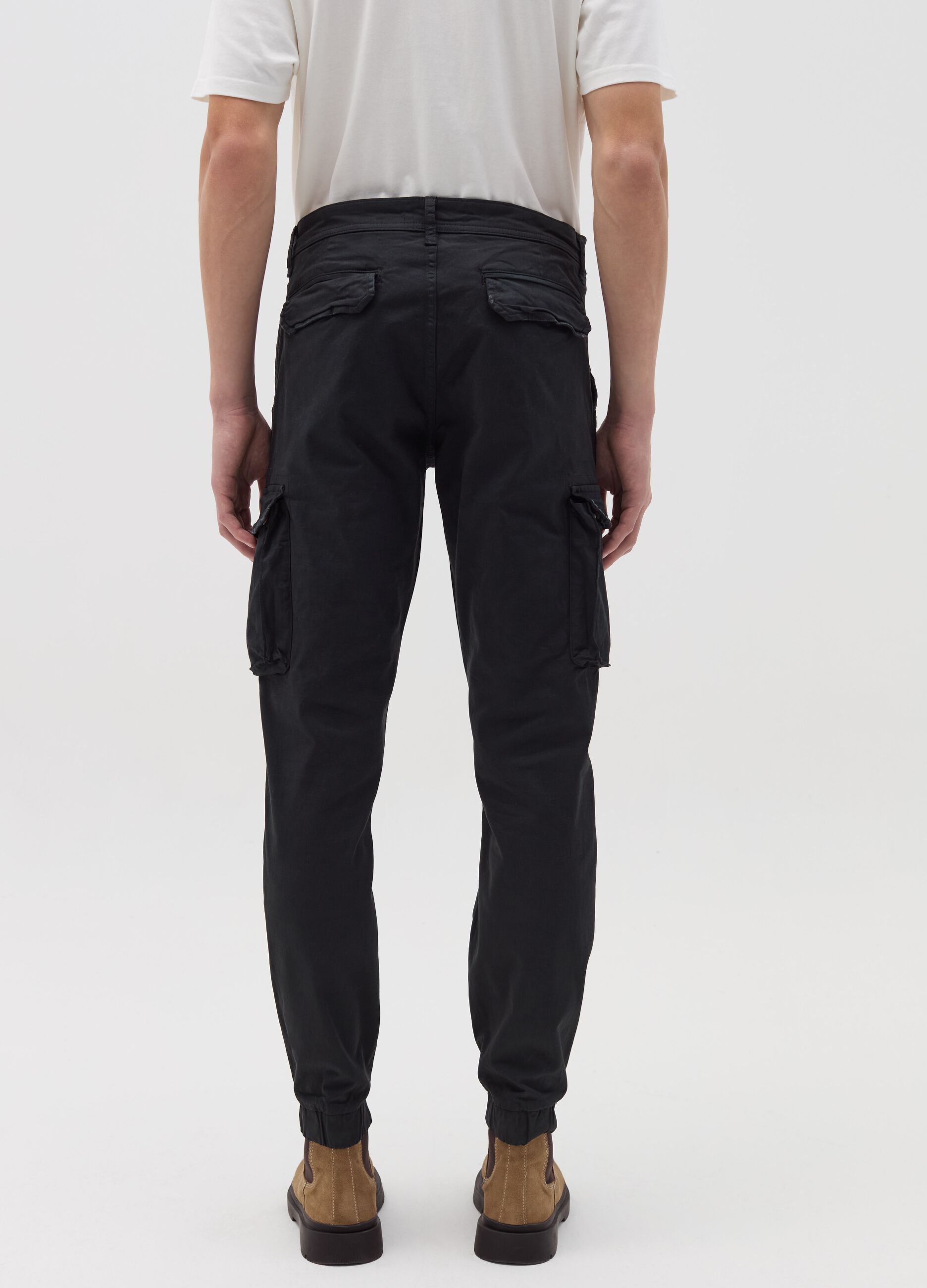 Outfit con pantaloni cargo uomo hot sale