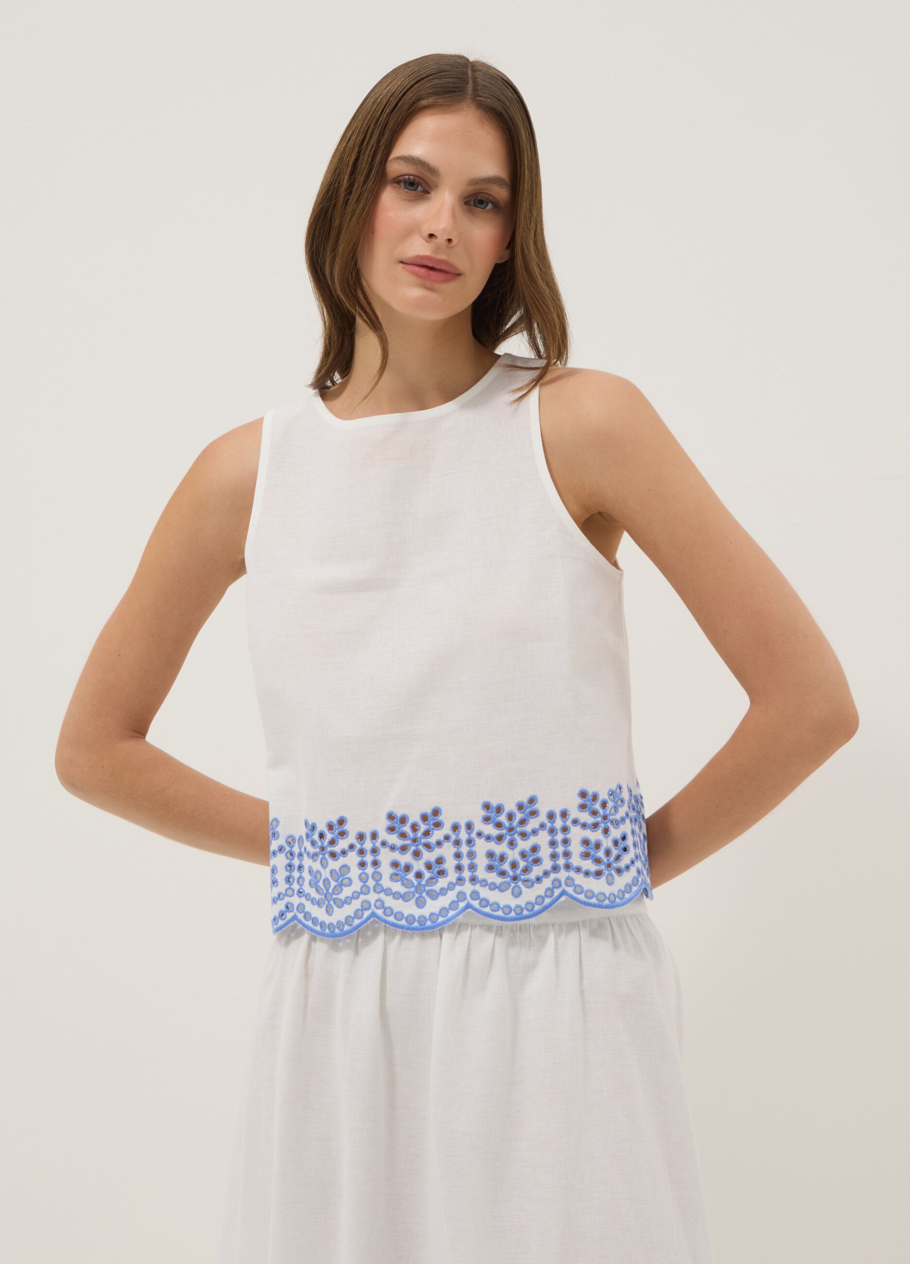 White cotton and linen blend top with embroidery